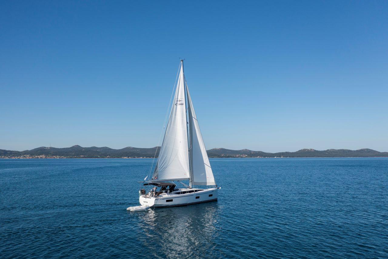 Bavaria C38, picture 13