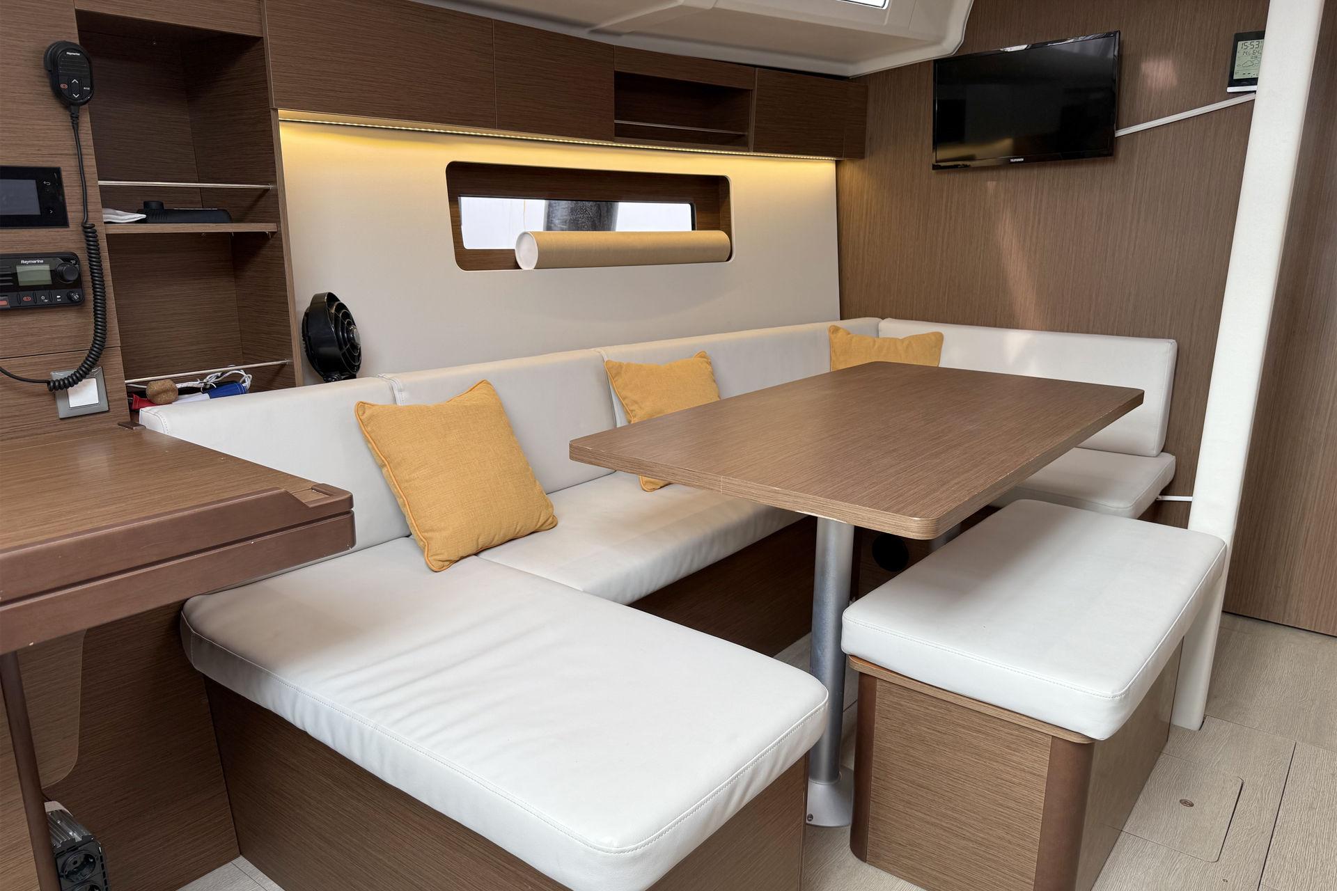 Oceanis 37.1, picture 15