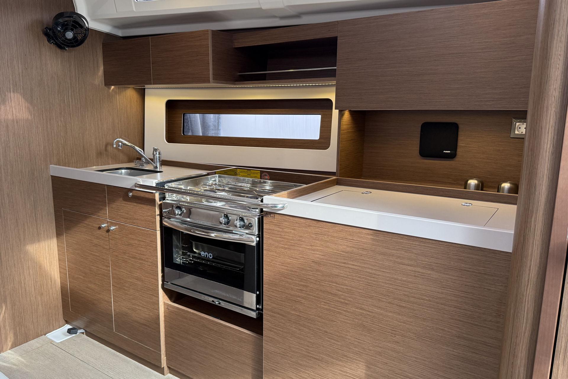 Oceanis 37.1, picture 13