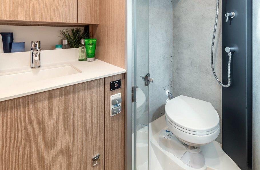 Bavaria C42, picture 10