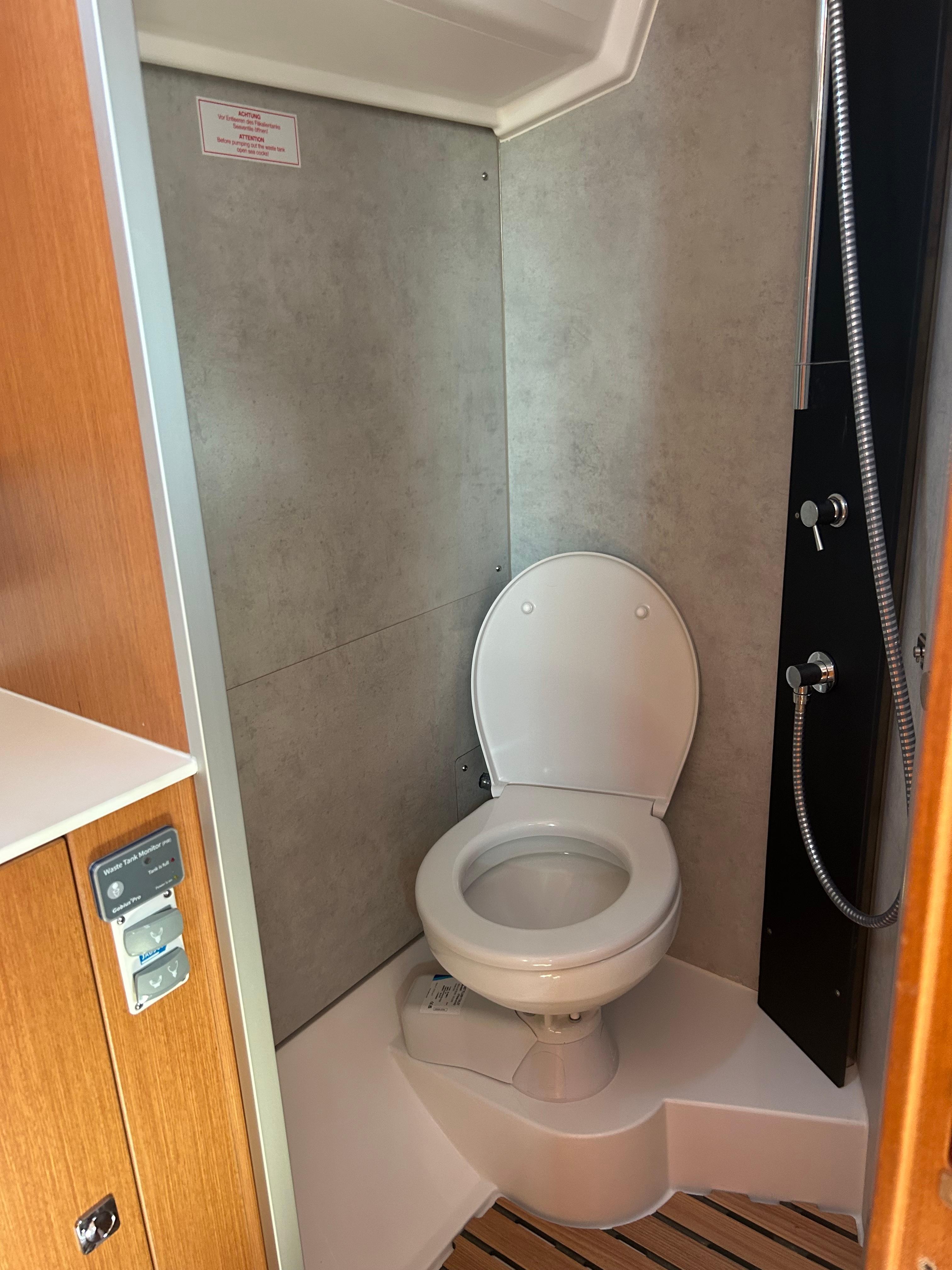 Bavaria C42, picture 10