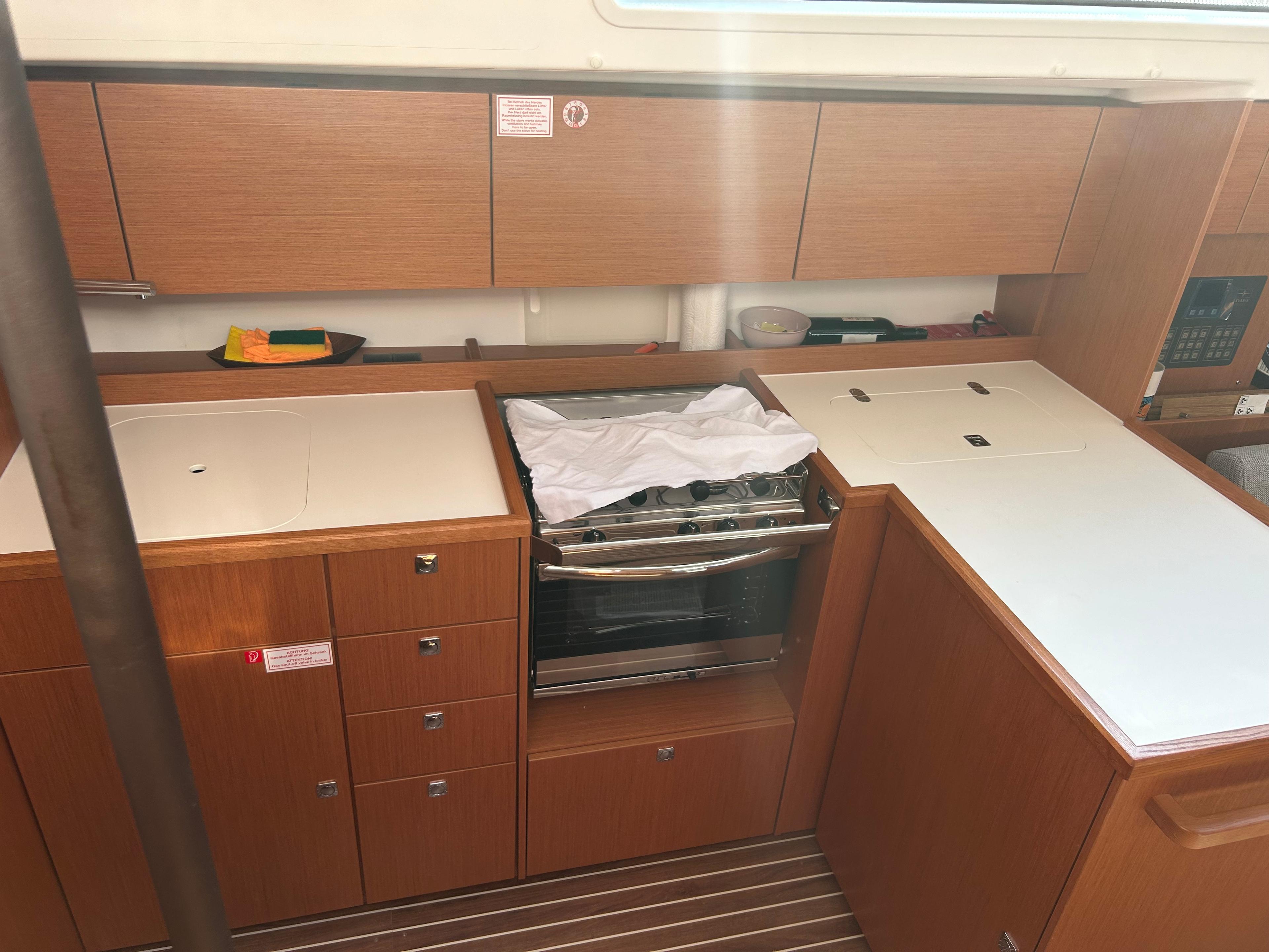 Bavaria C42, picture 8