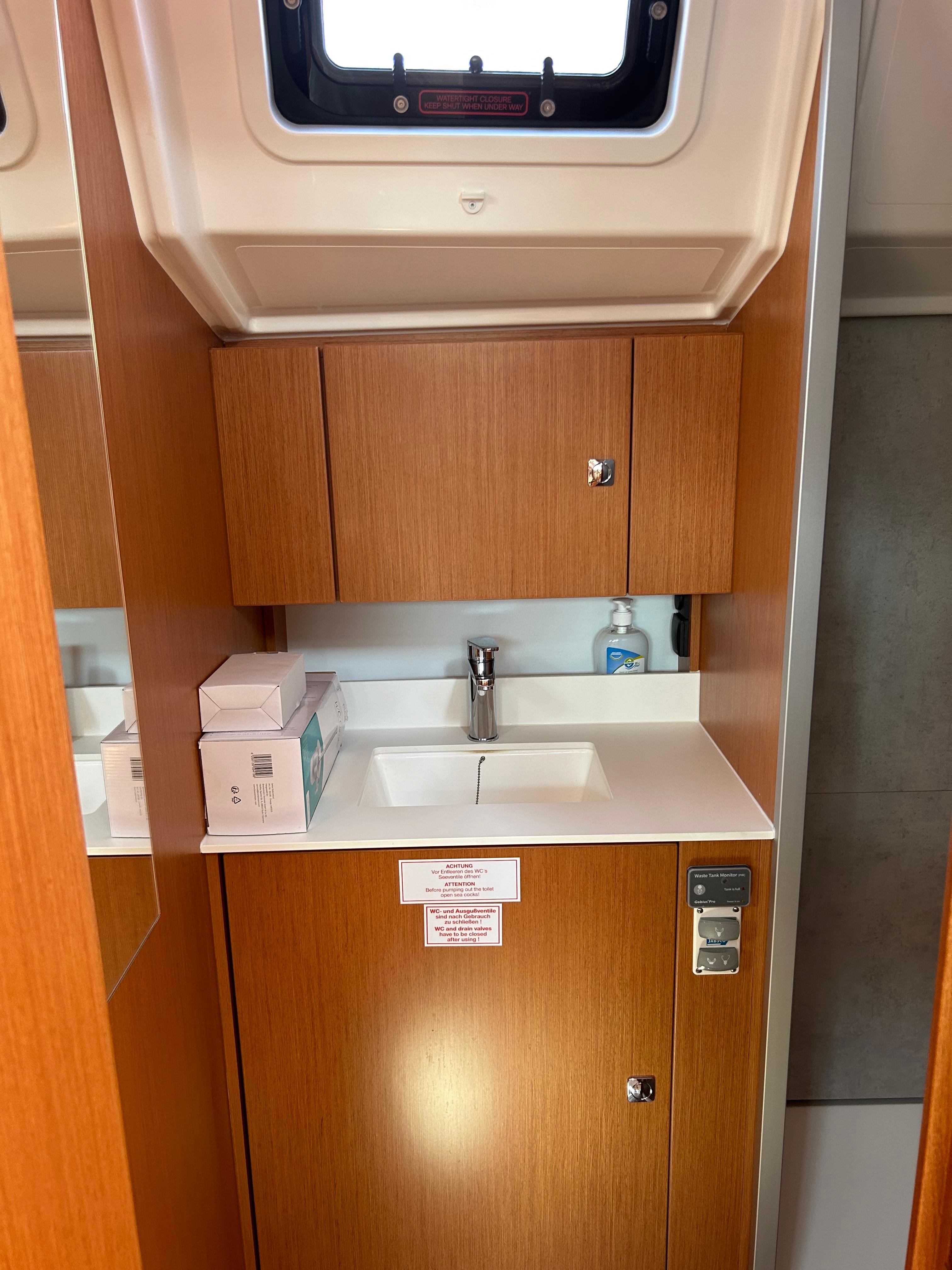 Bavaria C42, picture 9