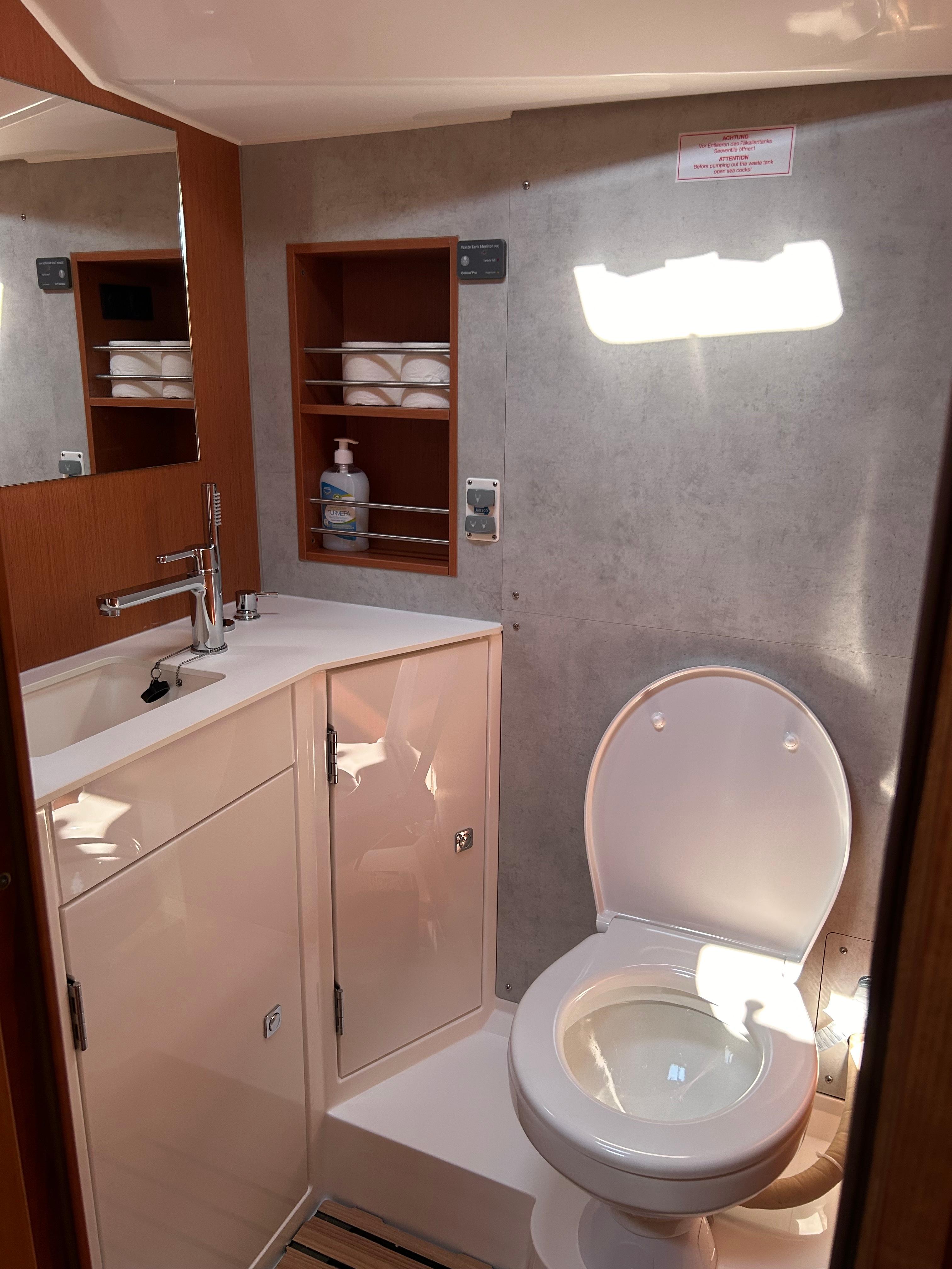 Bavaria C42, picture 7