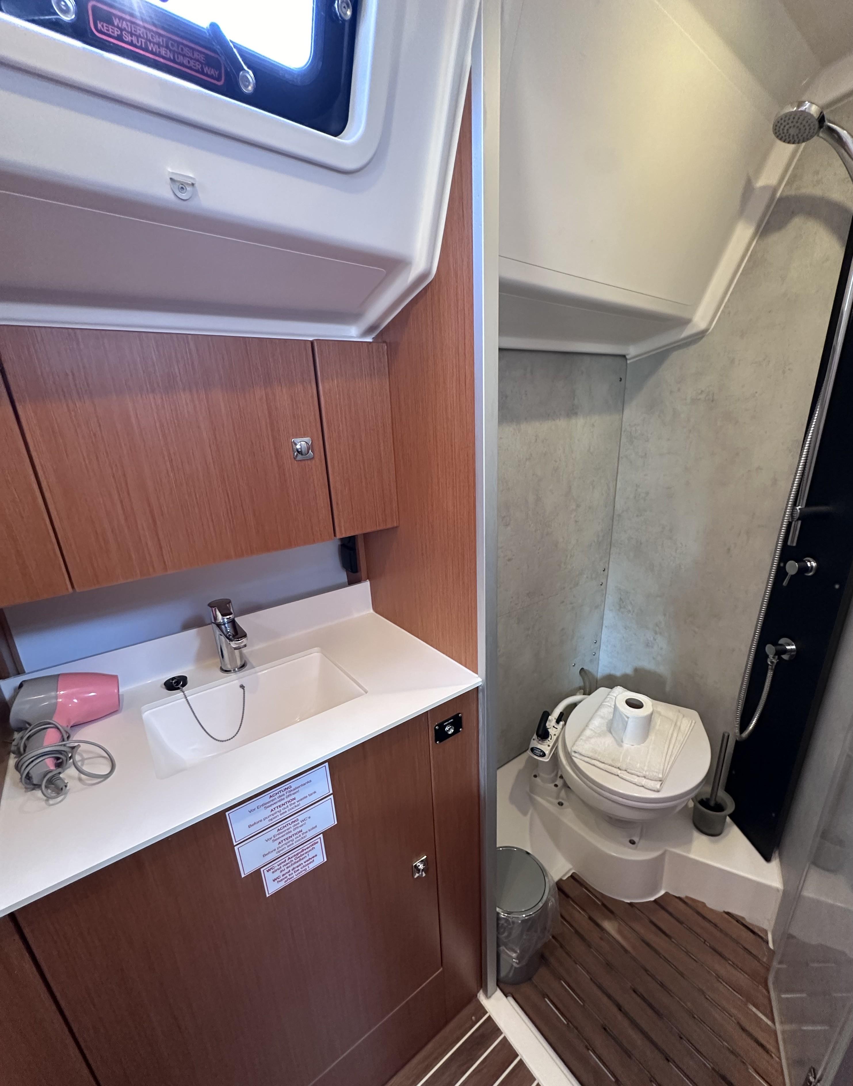 Bavaria C42, picture 10