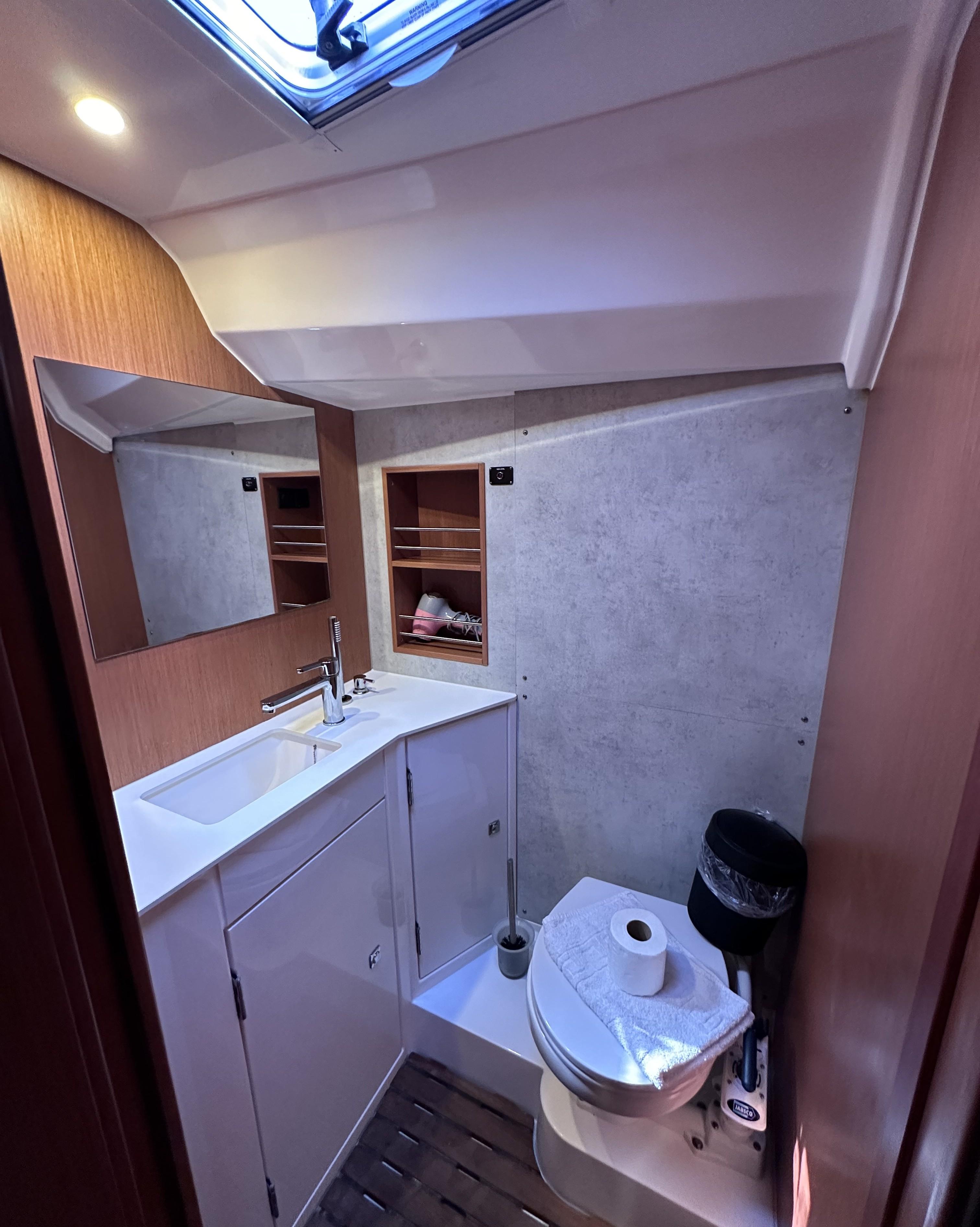 Bavaria C42, picture 9