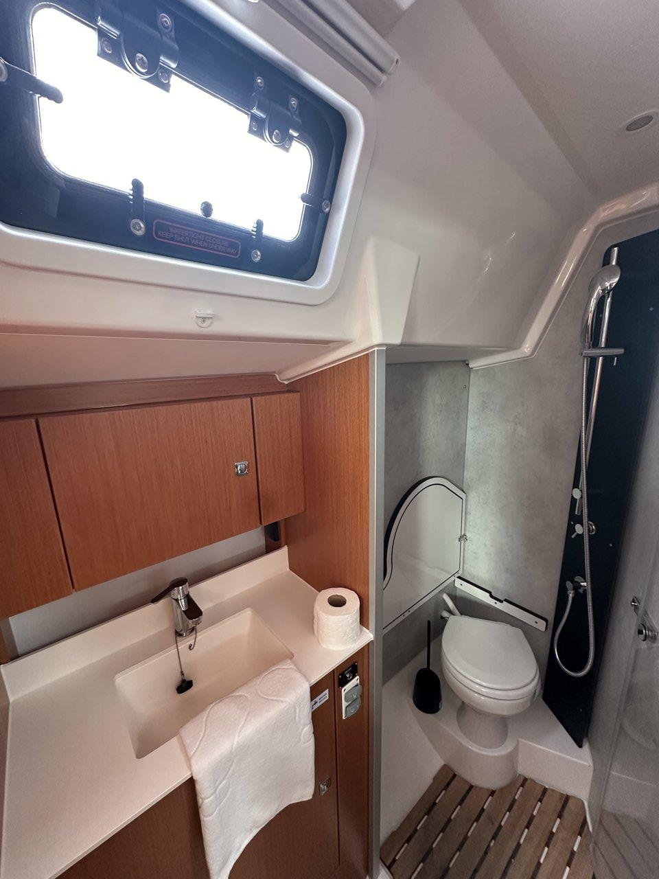 Bavaria C38, picture 13