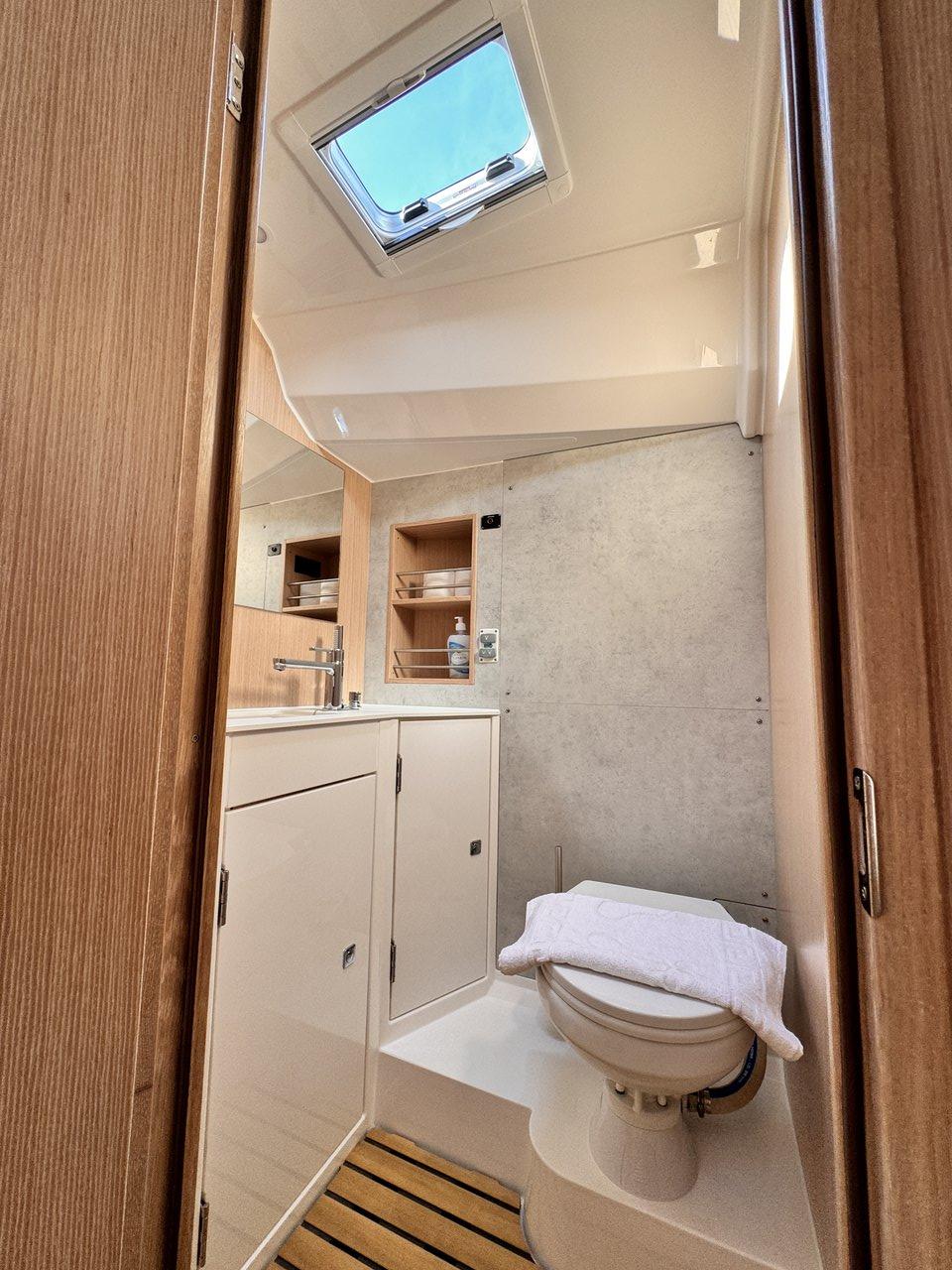 Bavaria C42, picture 12