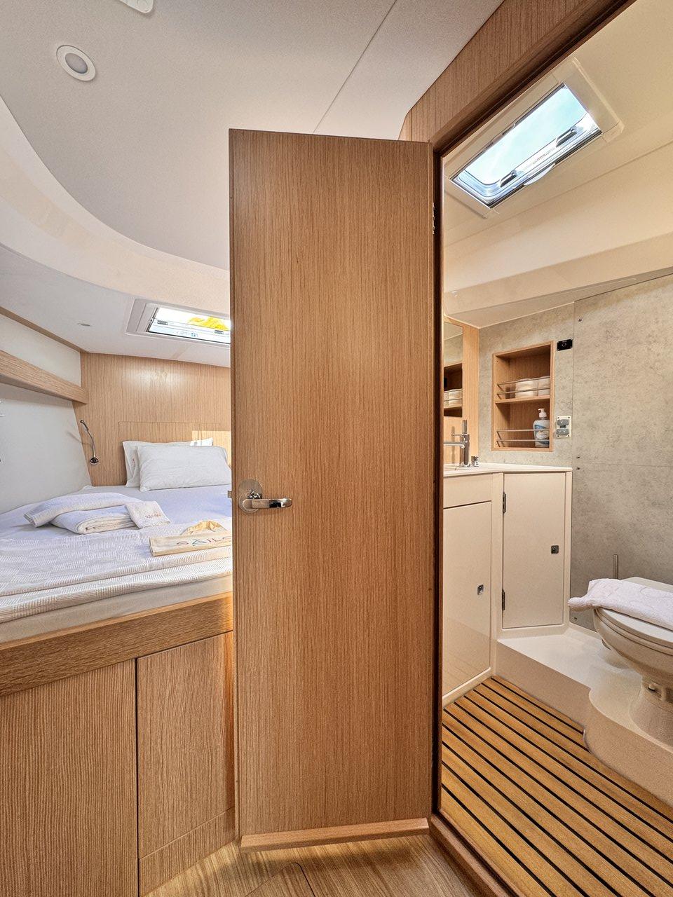 Bavaria C42, picture 13