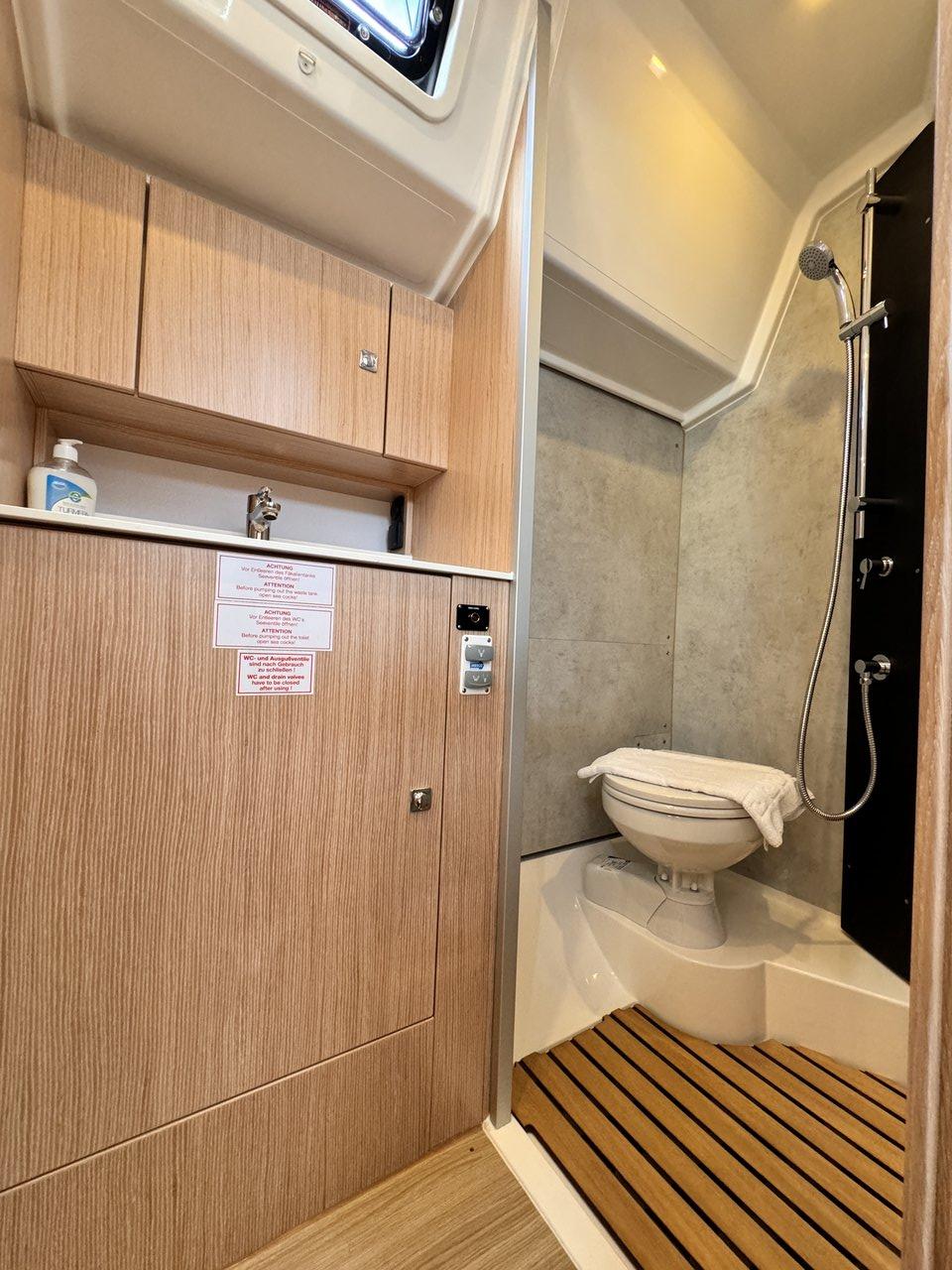 Bavaria C42, picture 11