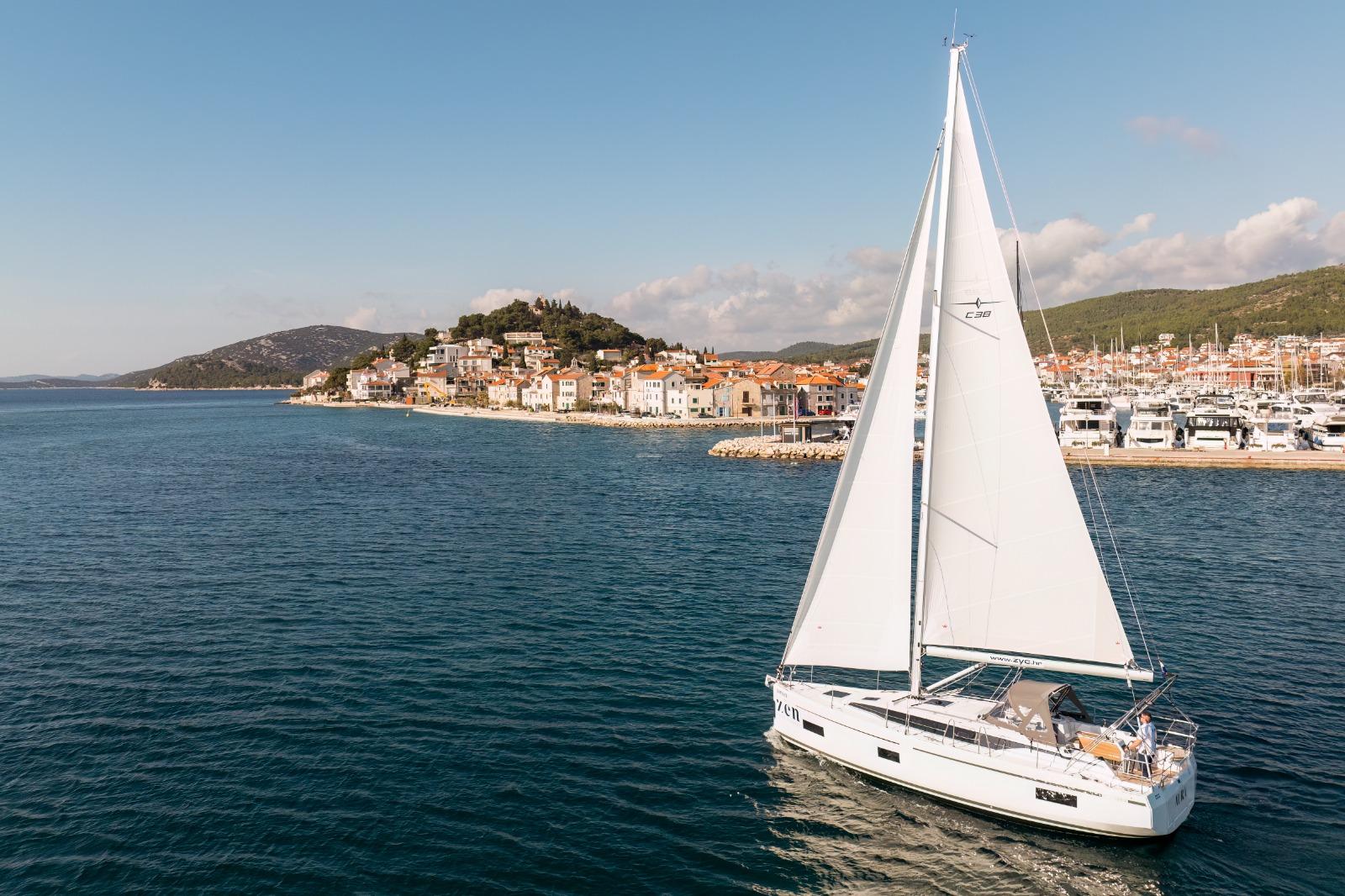 Bavaria C38, picture 1