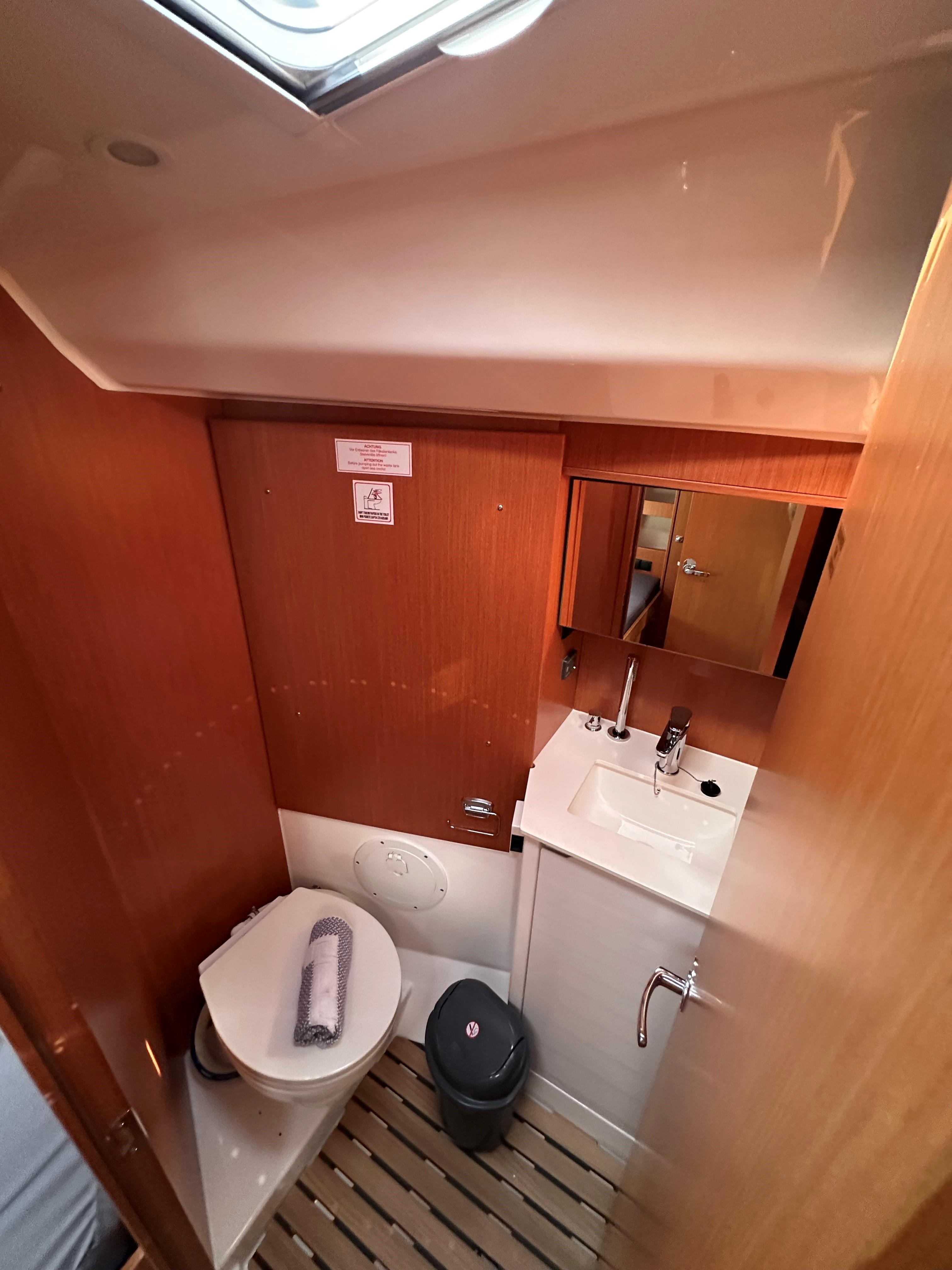 Bavaria C38, picture 12