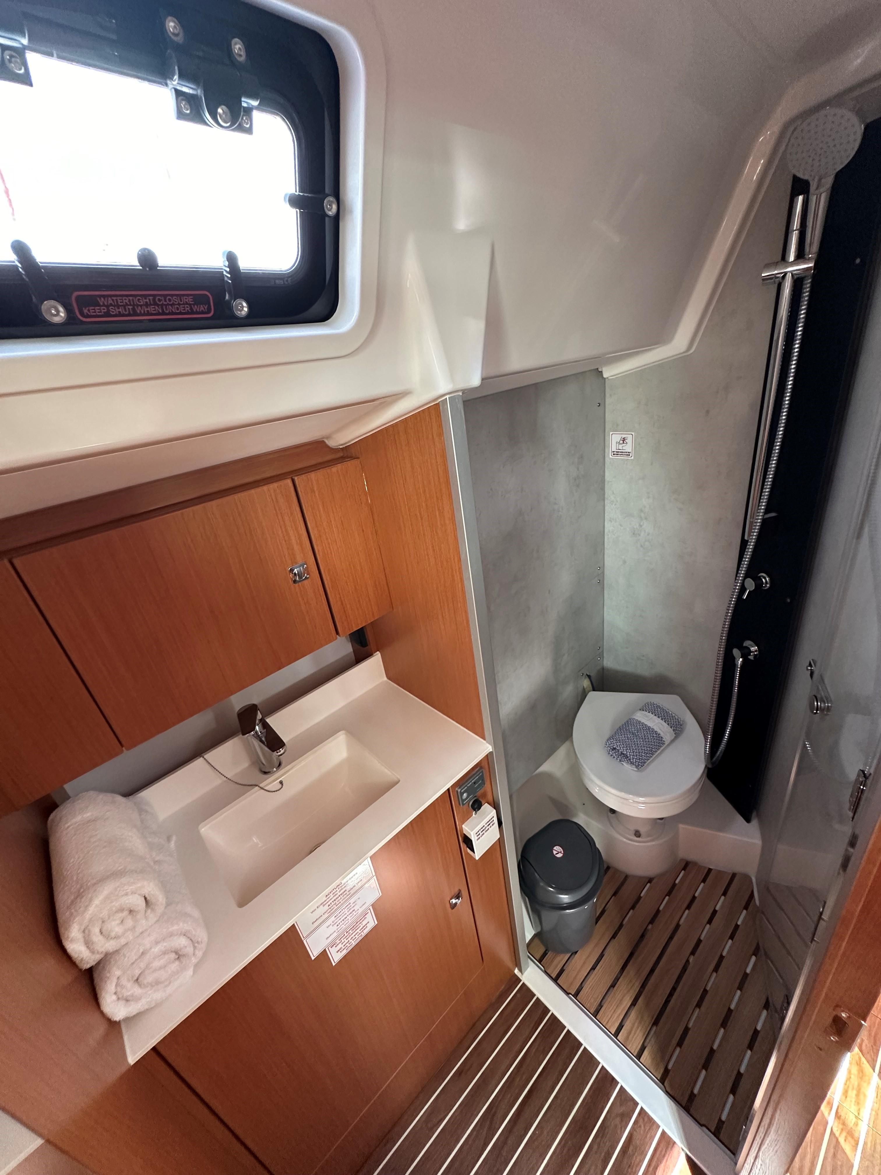 Bavaria C38, picture 8