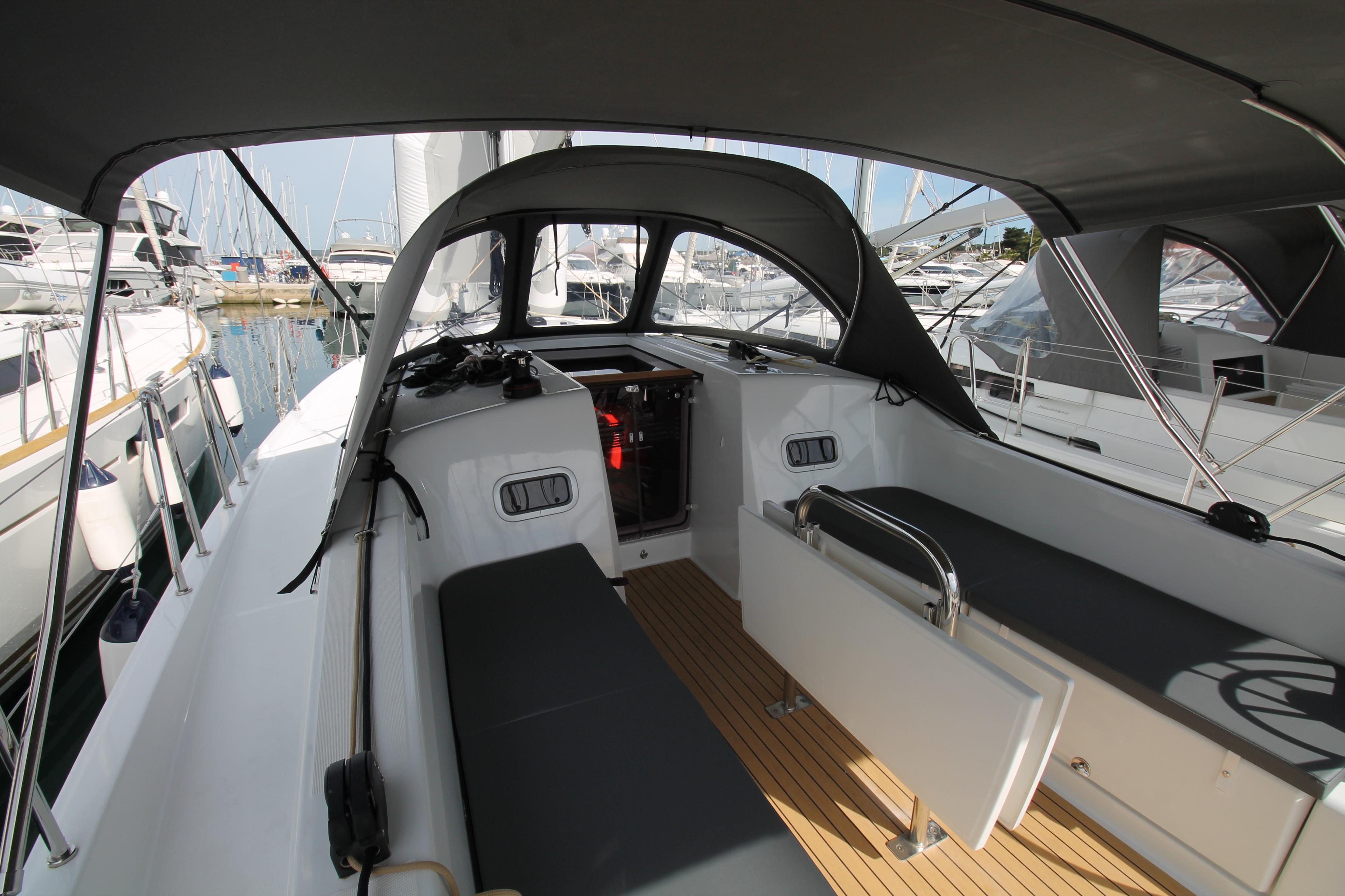 Sun Odyssey 380 - 3 cab., picture 3