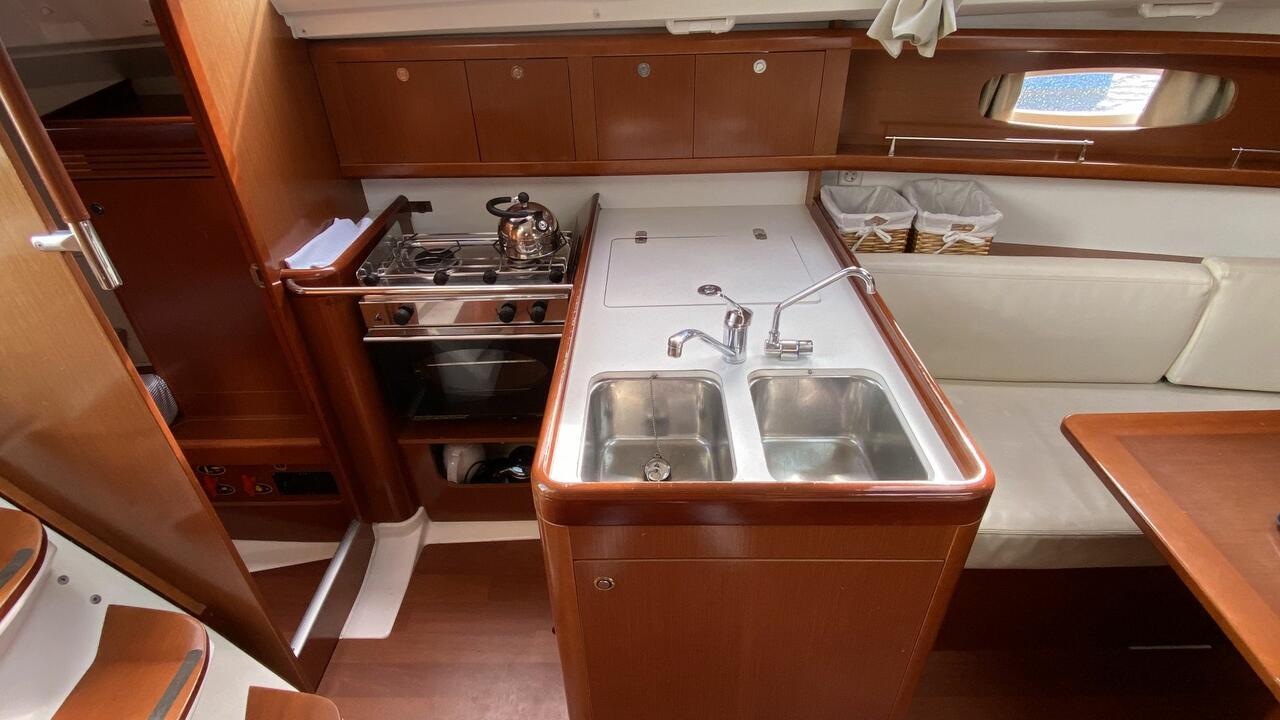 Oceanis 31, picture 13