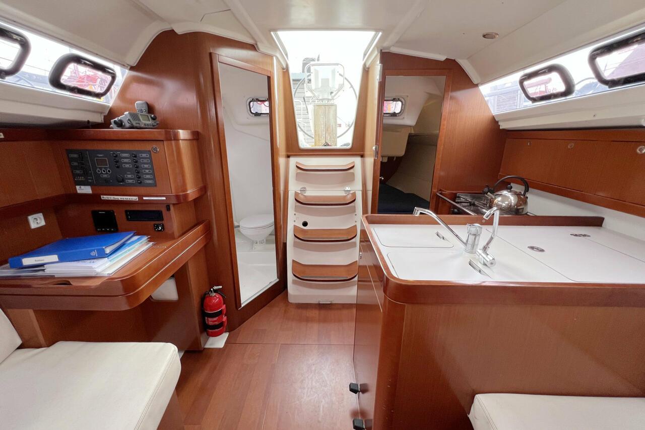 Oceanis 31, picture 11