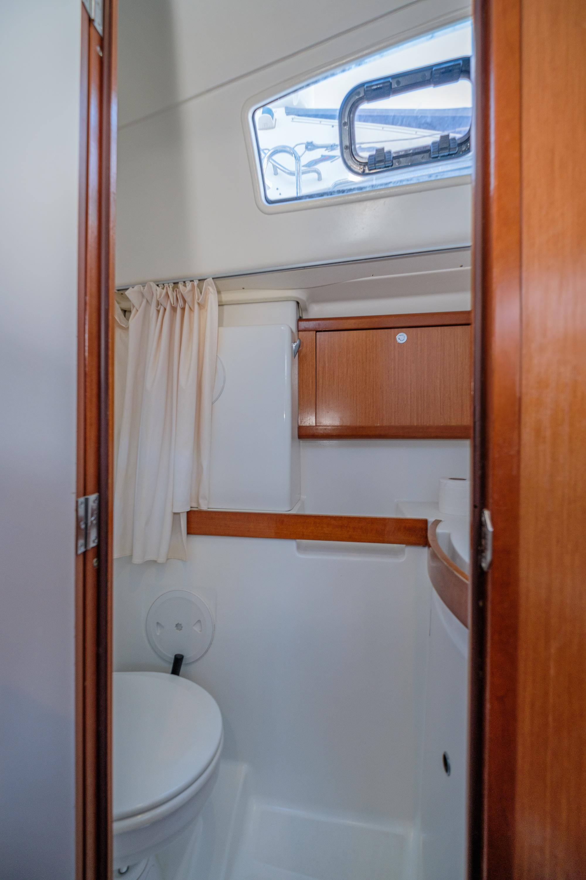 Oceanis 43, picture 13