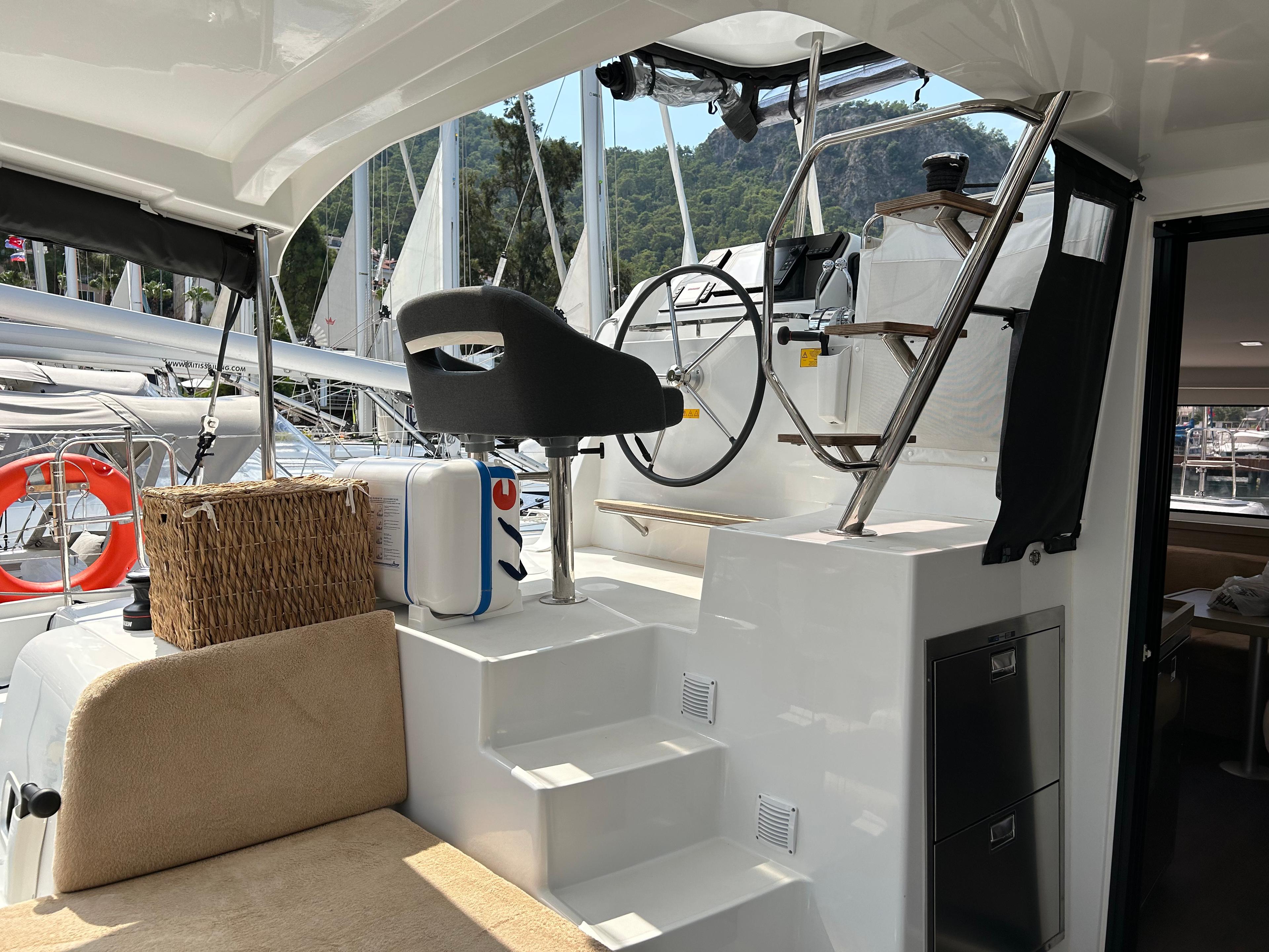 Lagoon 42 - 4 + 1 cab., picture 3