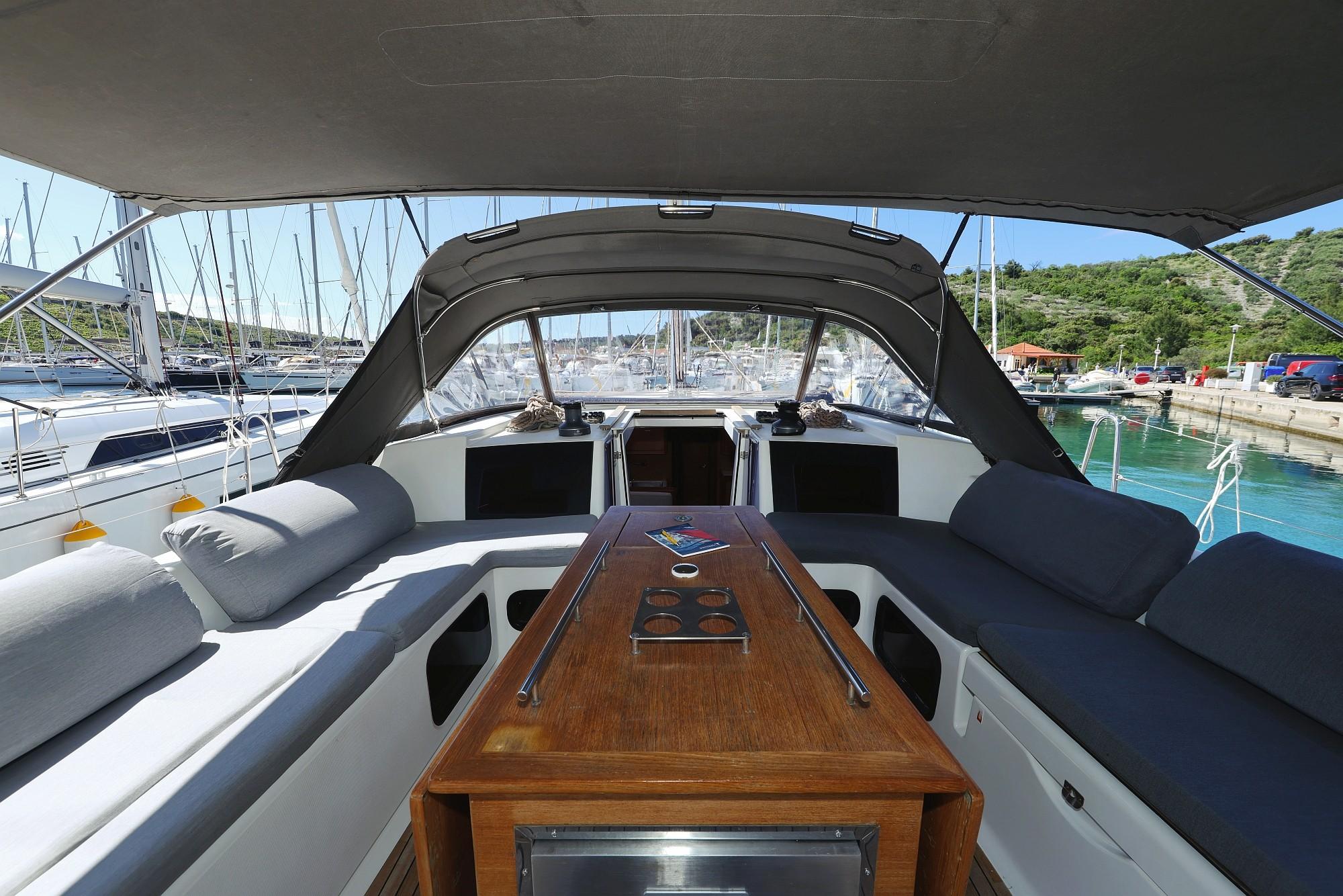Dufour 520 GL, picture 8