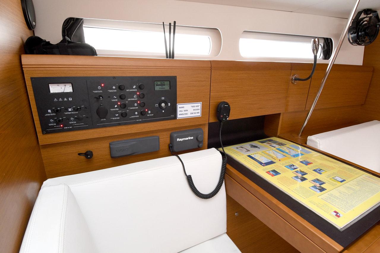 Sun Odyssey 419 - 3 cab. - Kiss Kiss, picture 9