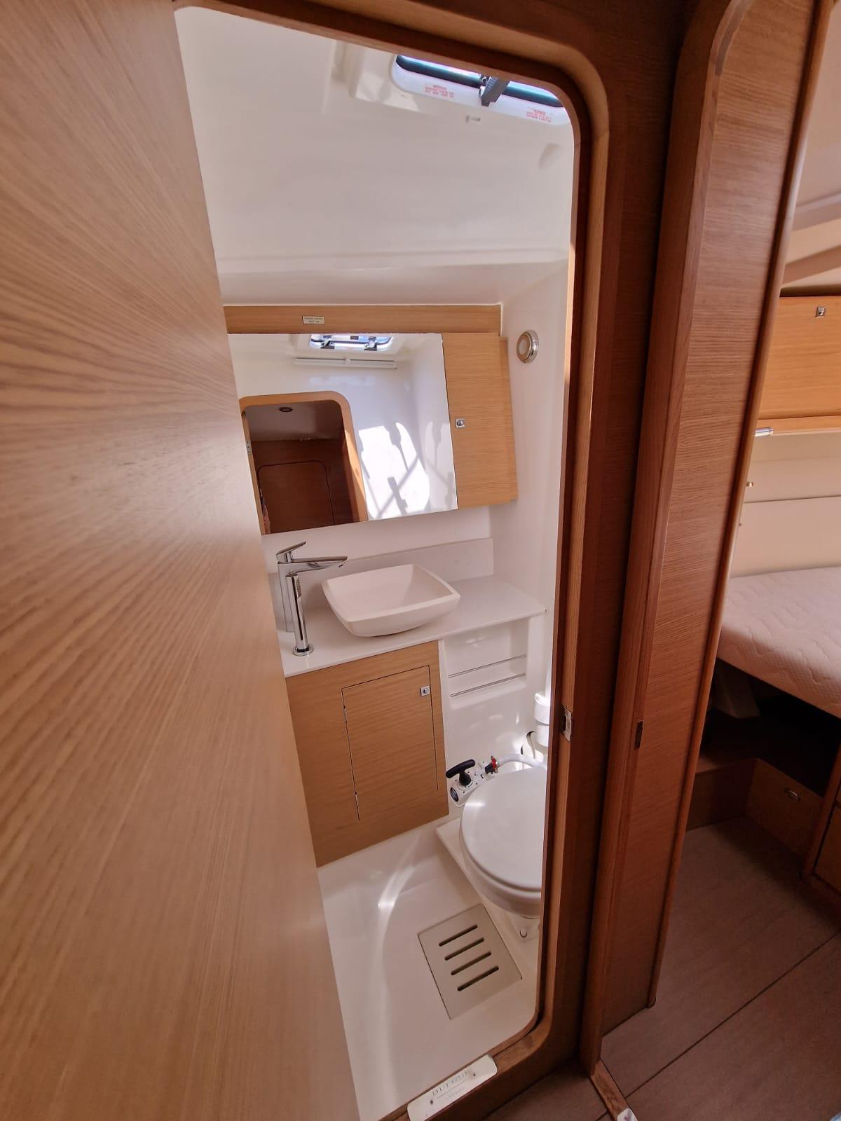 Dufour 520 GL, picture 9