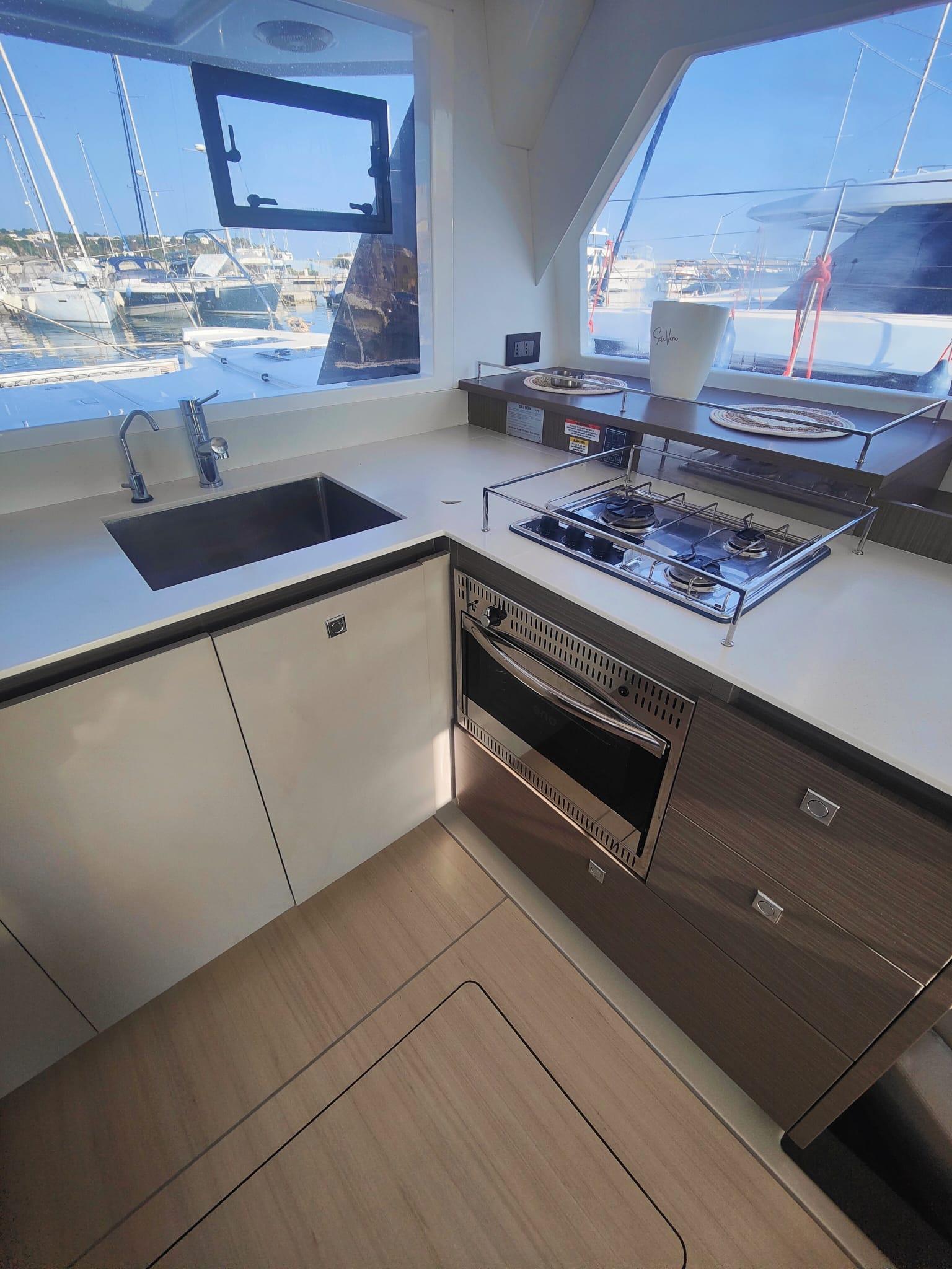 Leopard 42 - 4 cab., picture 3