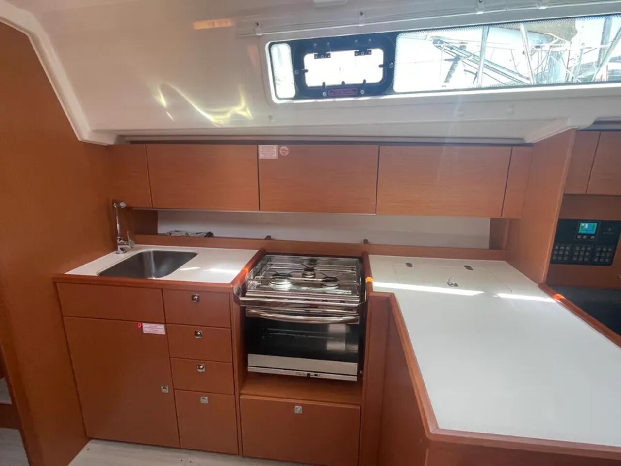 Bavaria C42, picture 4