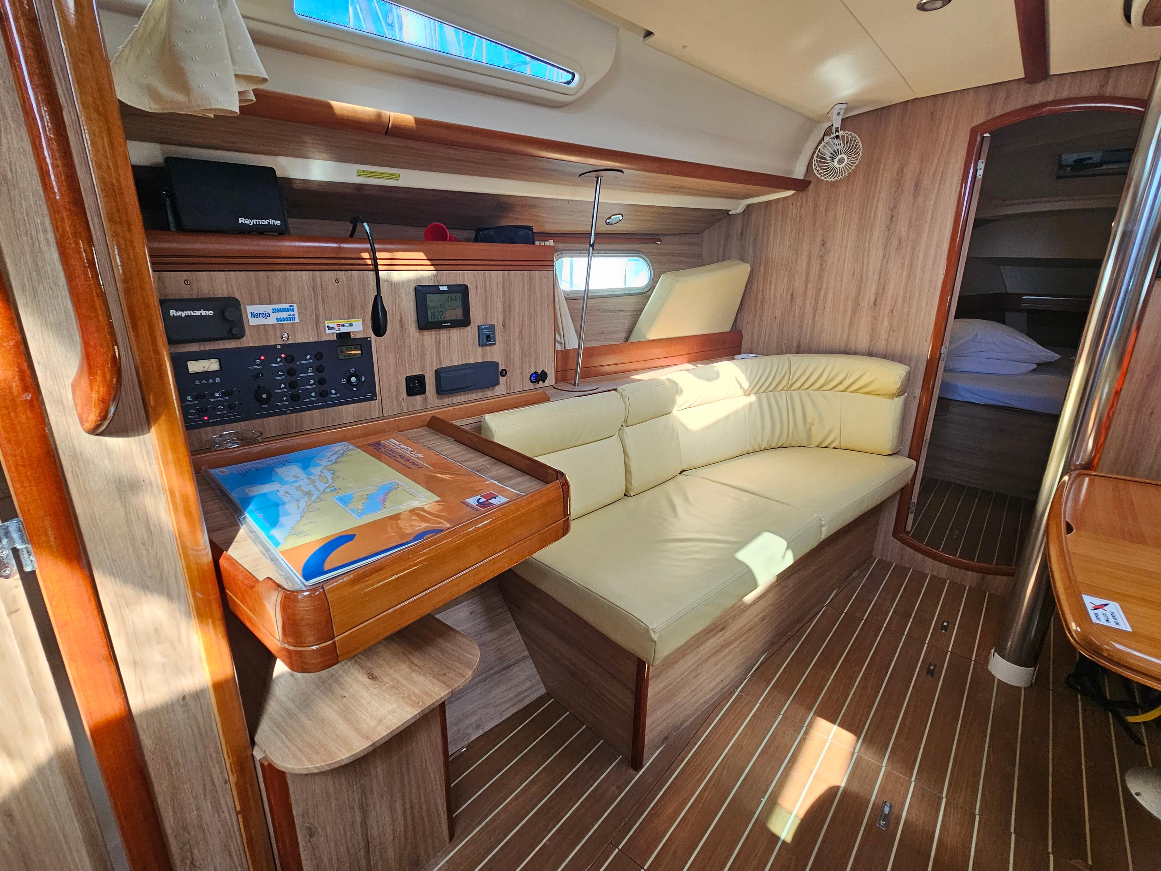 Sun Odyssey 42i, picture 5
