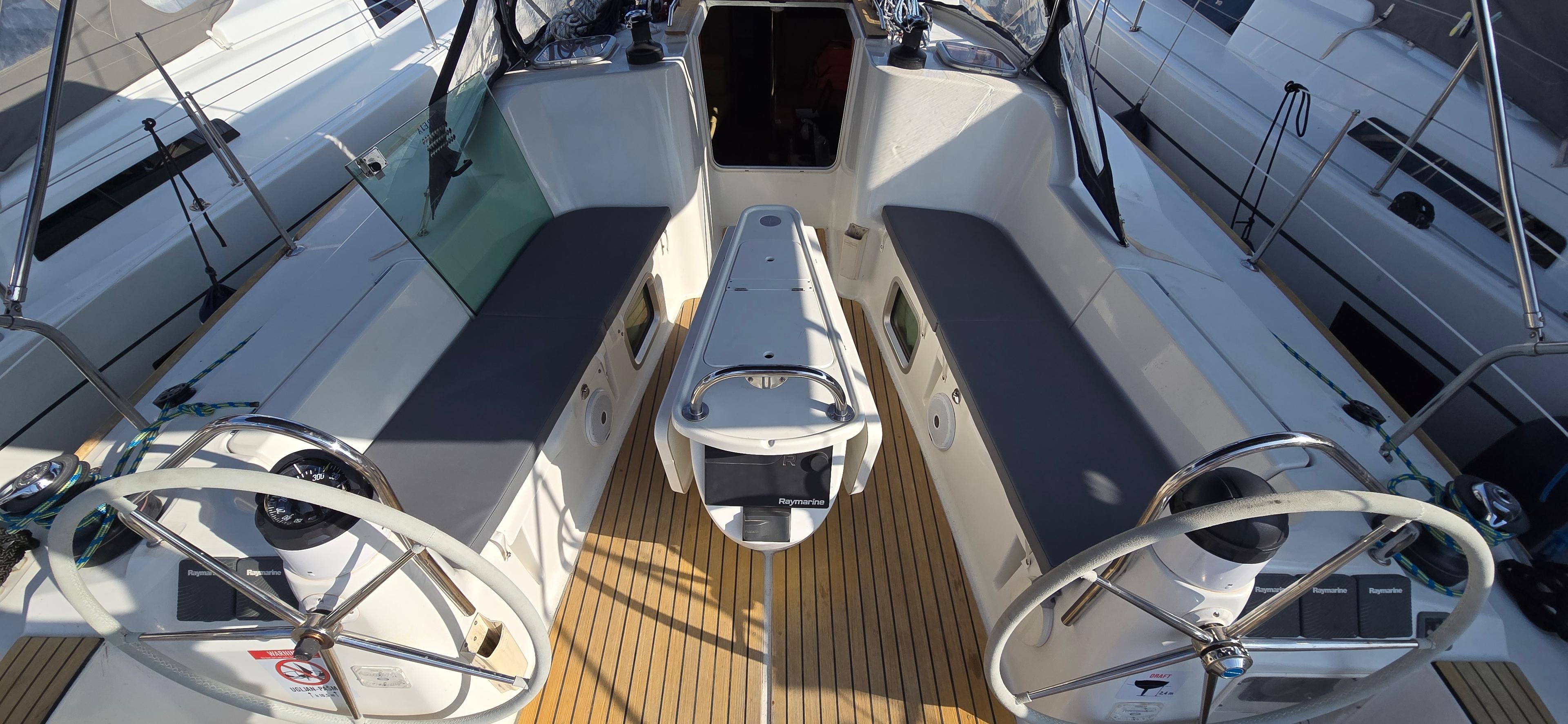 Sun Odyssey 42i, picture 3