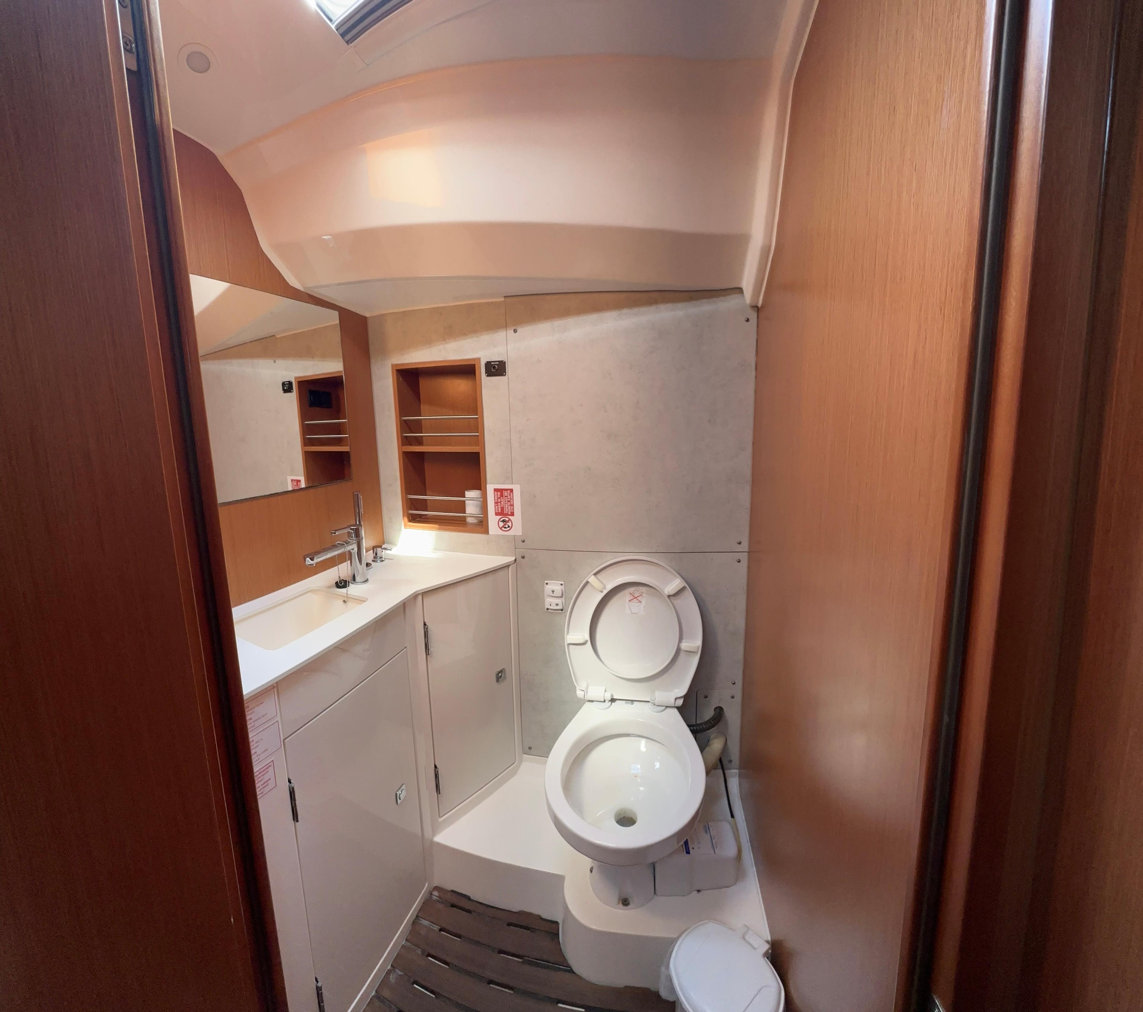 Bavaria C42, picture 10