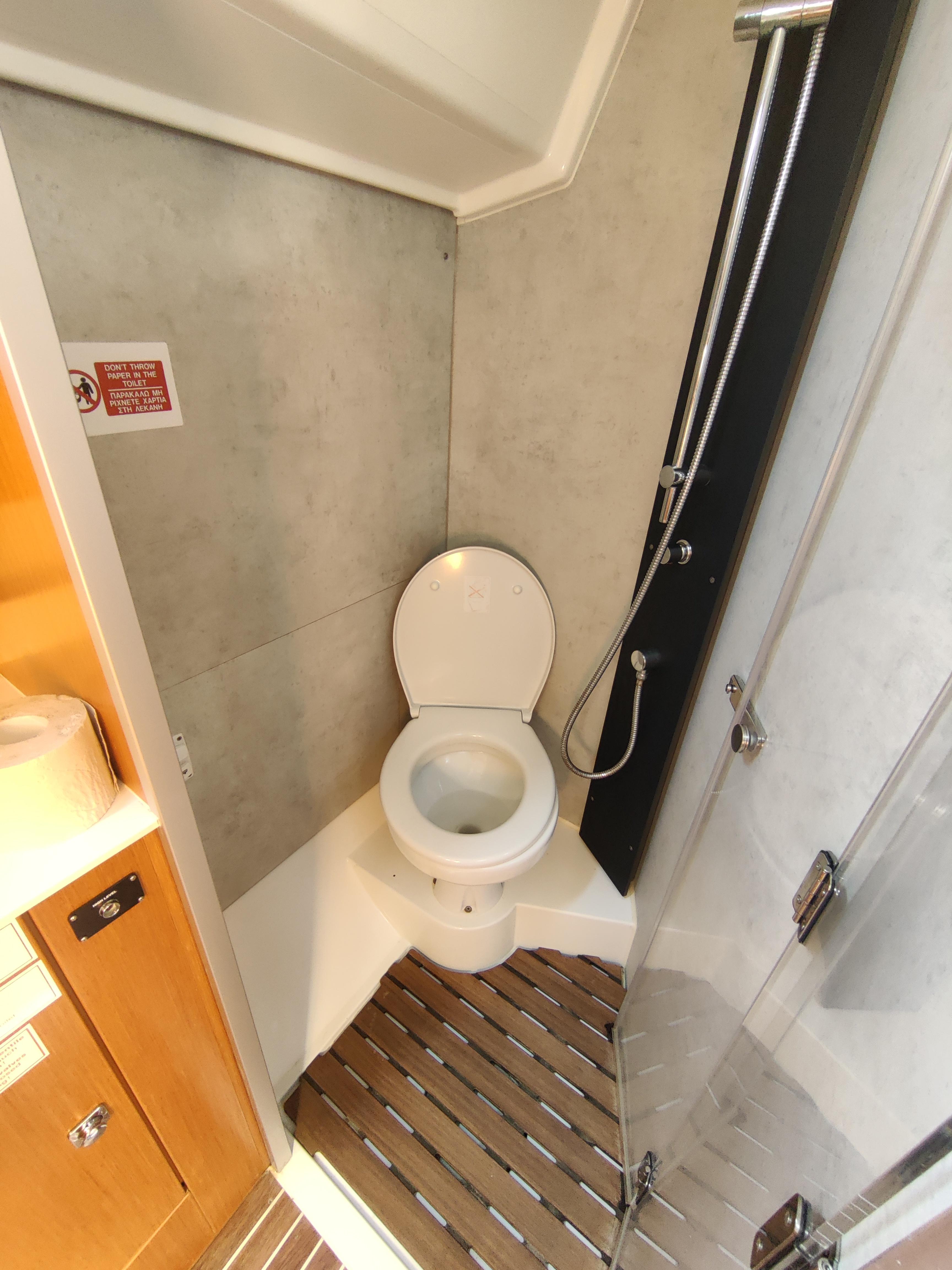 Bavaria C42, picture 8