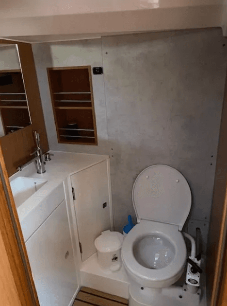 Bavaria C42, picture 8