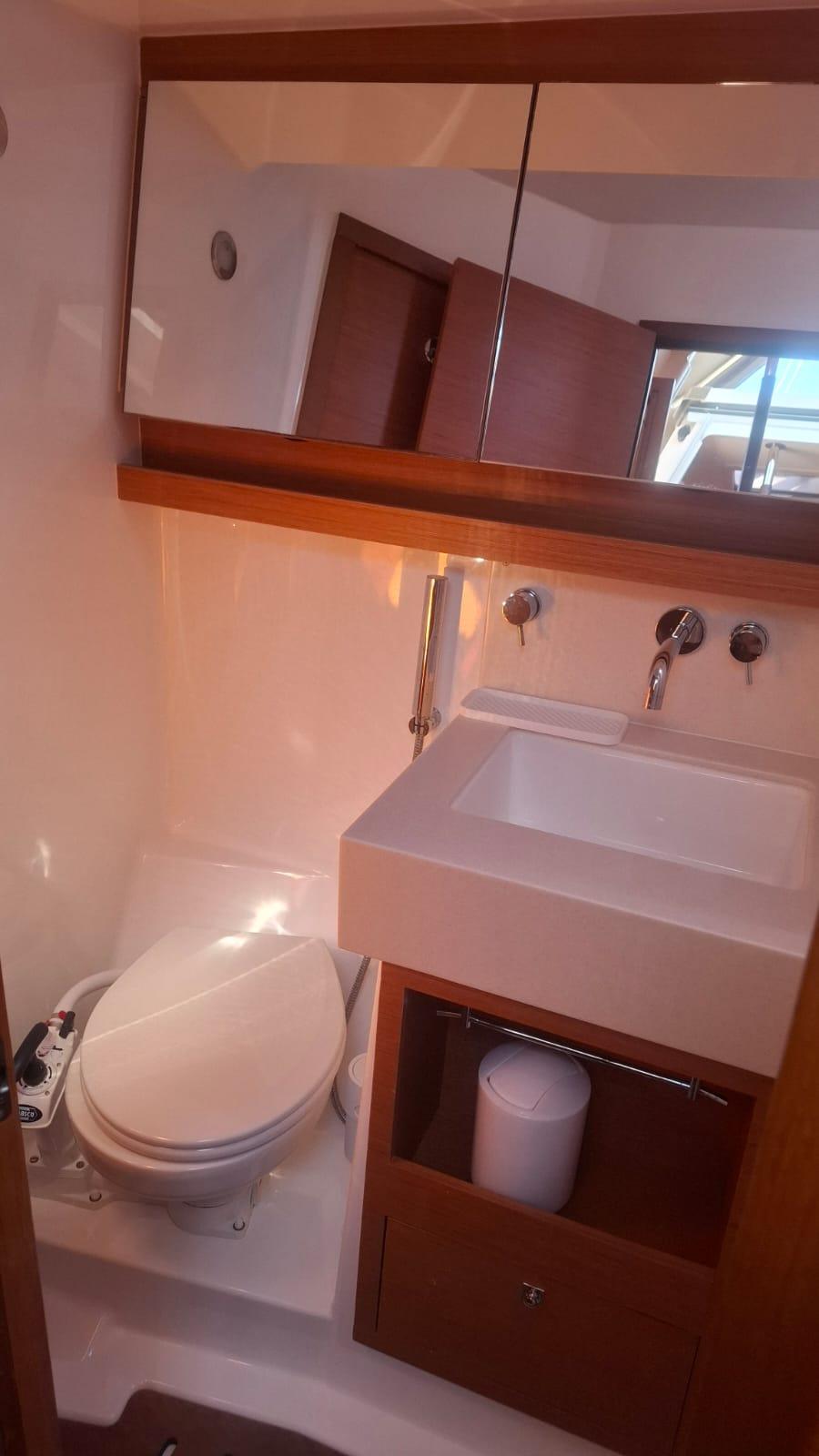 Dufour 530 - 5 + 1 cab., picture 3