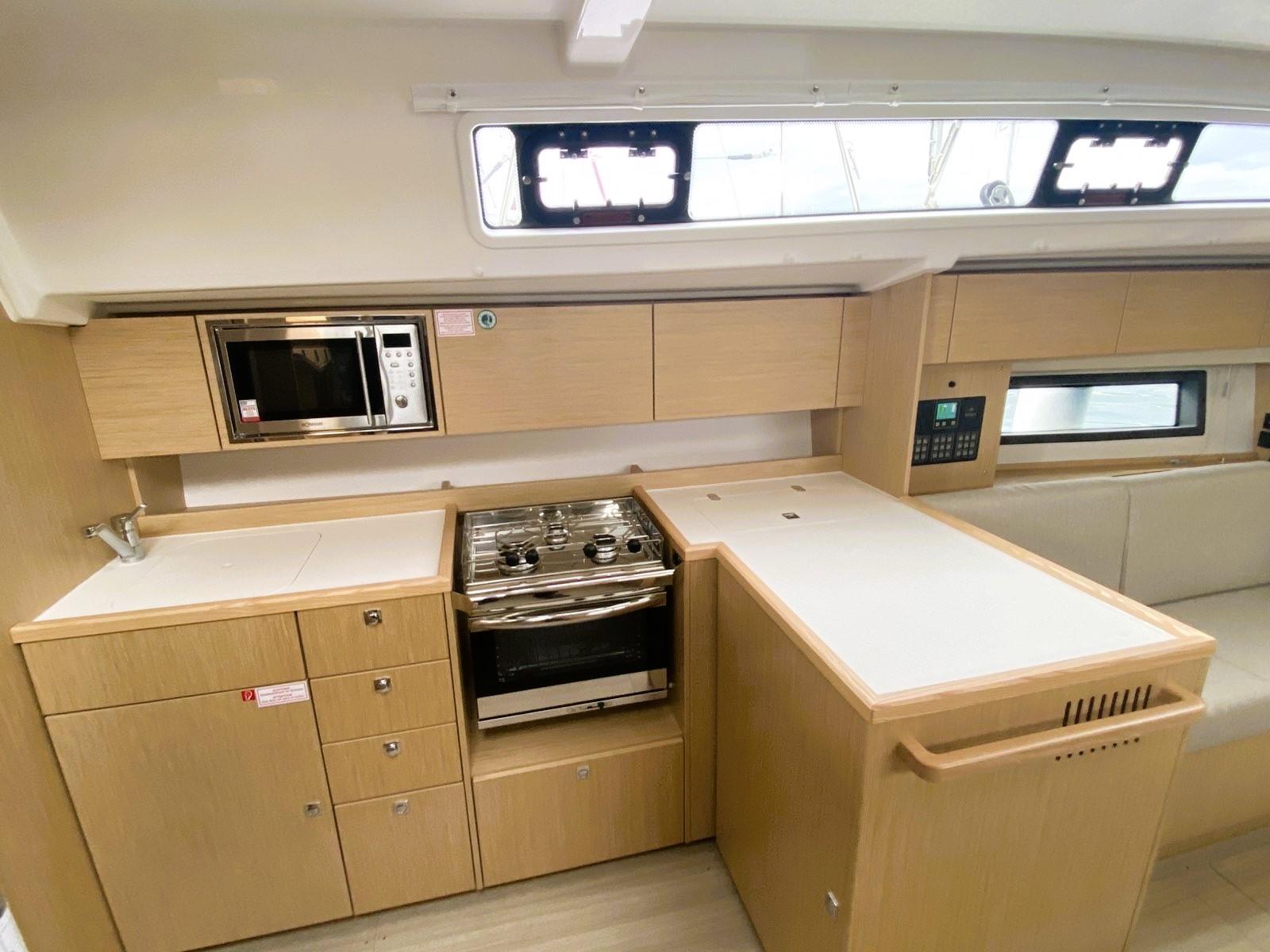 Bavaria C42, picture 4