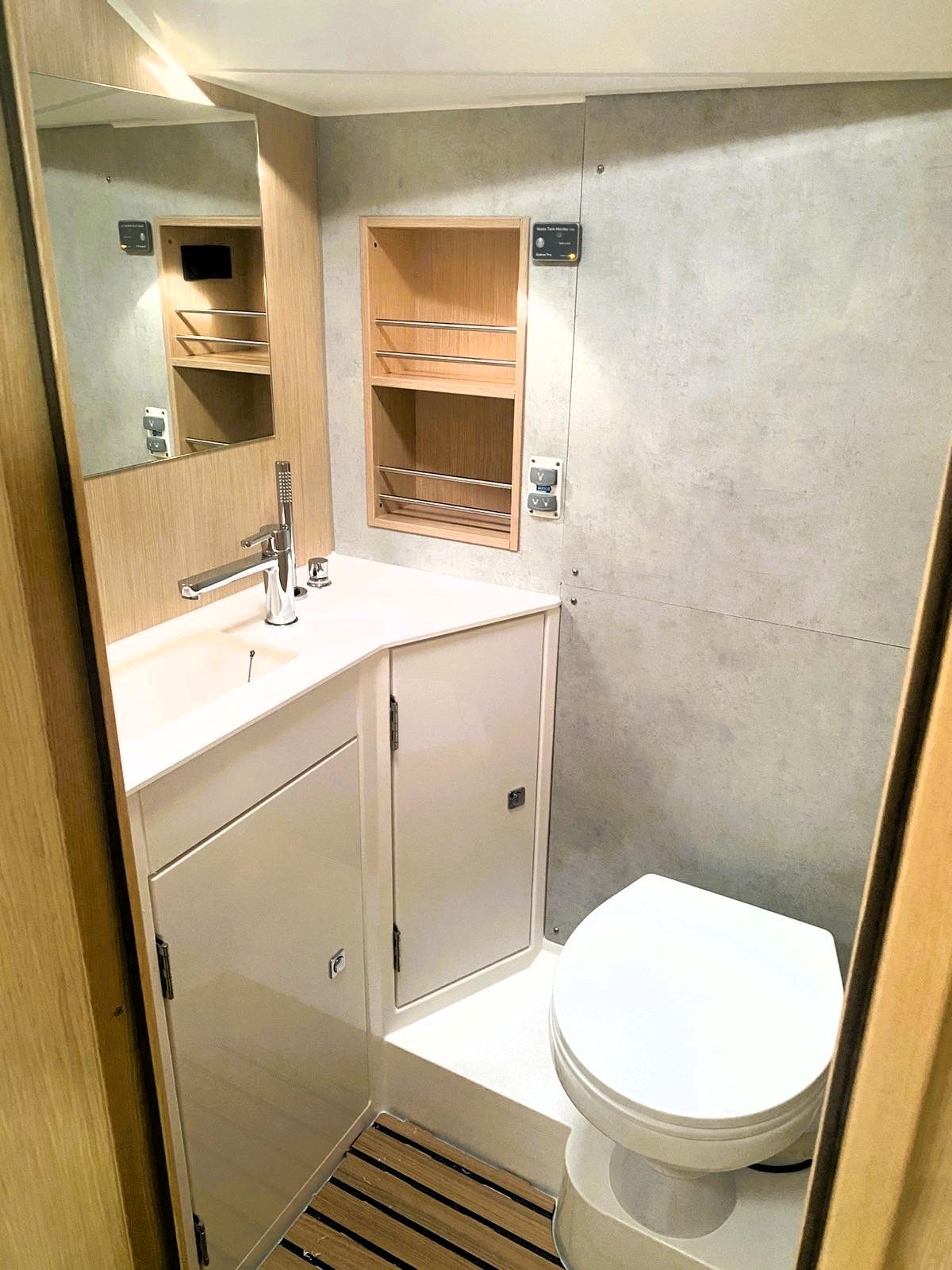 Bavaria C42, picture 9