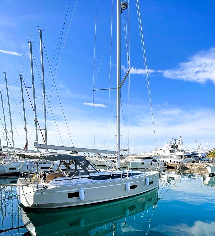 Bavaria C42, picture 1