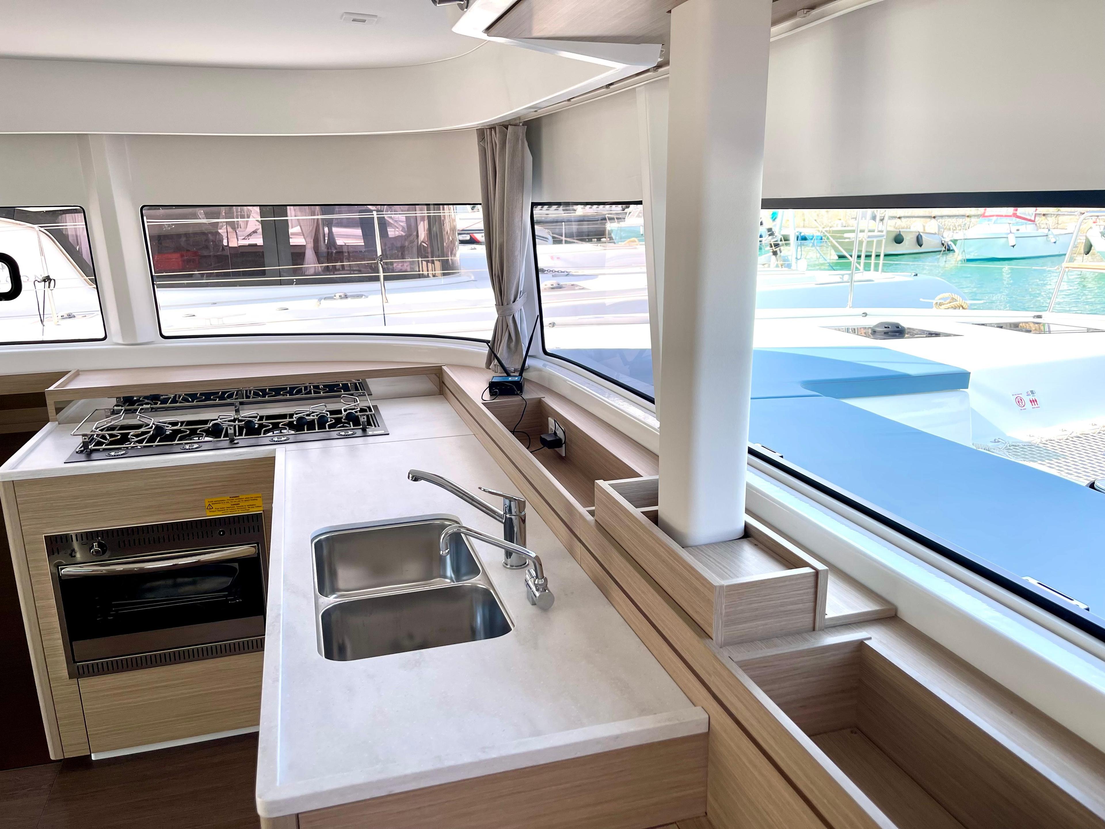 Lagoon 43 - 4 + 2 cab., picture 12