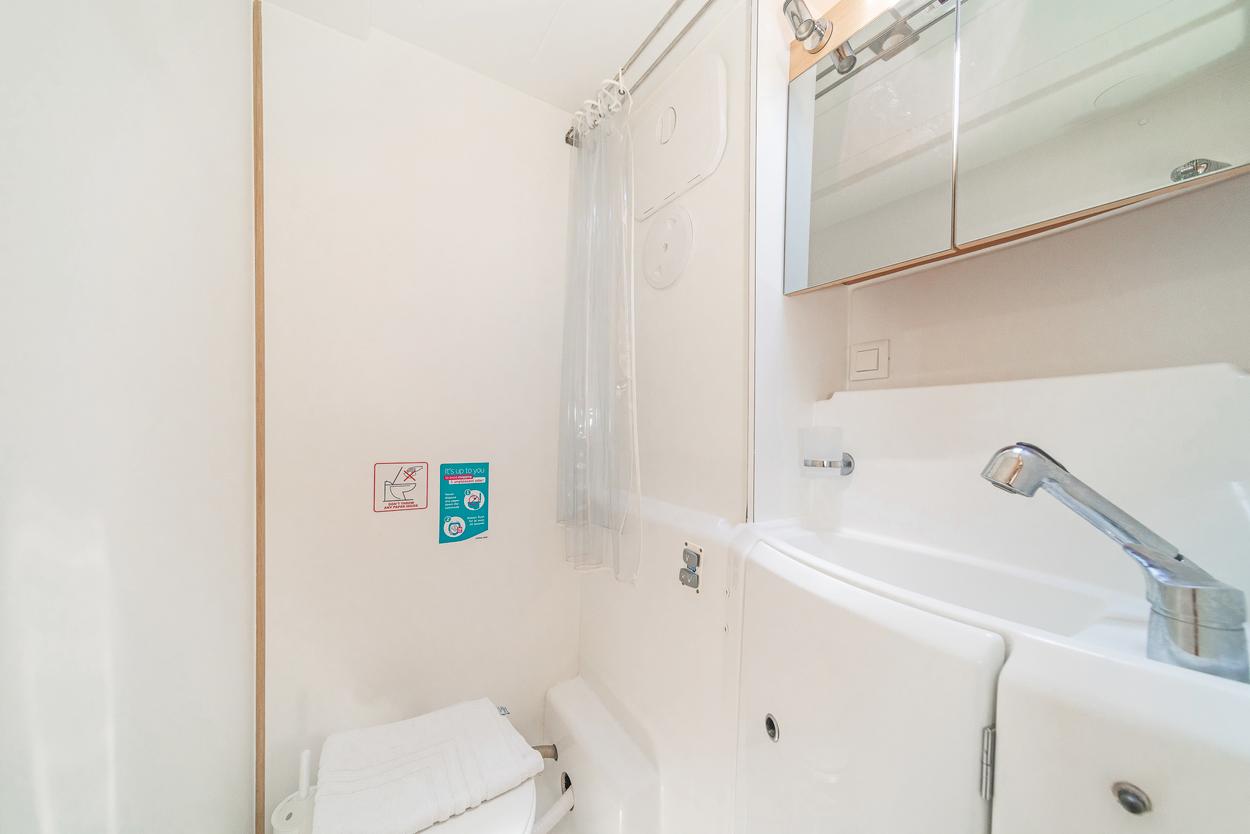 Lagoon 400 S2 - 4 + 2 cab. - Vicky, picture 16