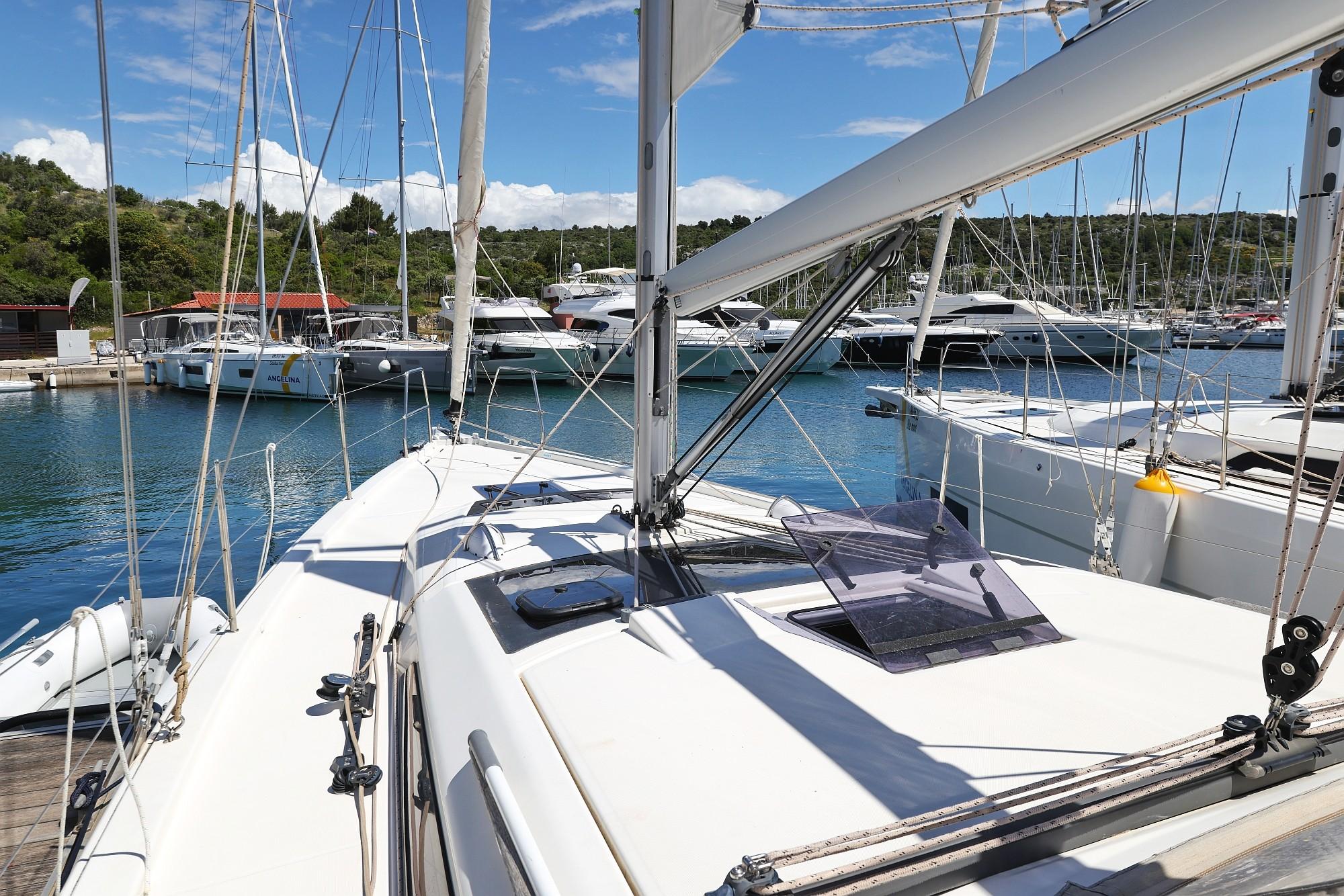 Dufour 390, picture 8