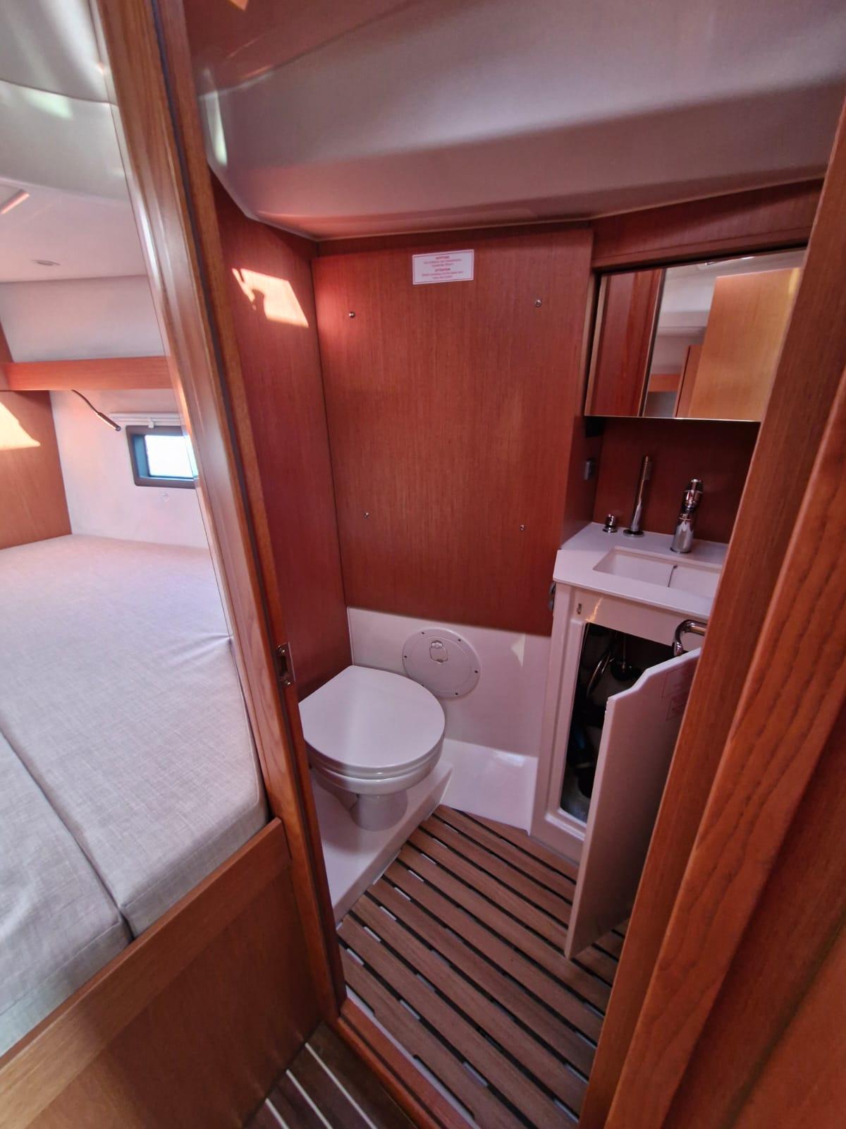 Bavaria C38, picture 14