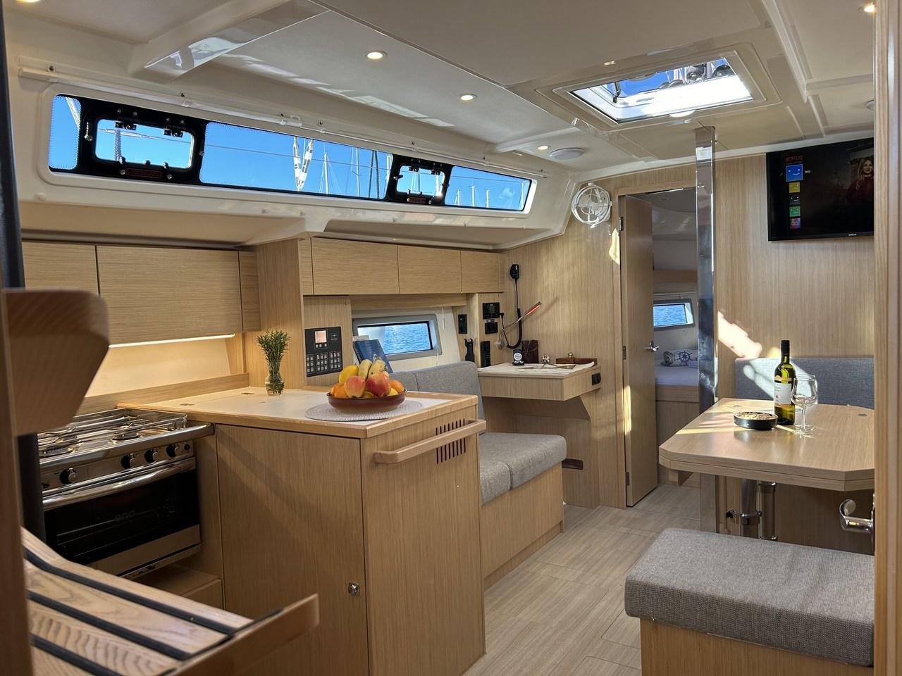 Bavaria C38, picture 12