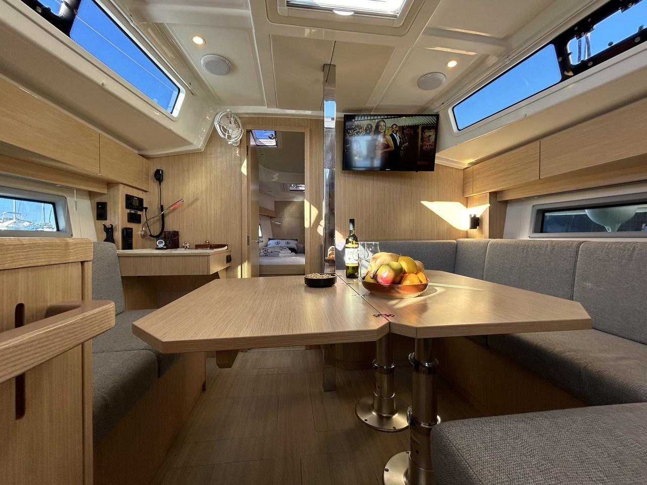 Bavaria C38, picture 13