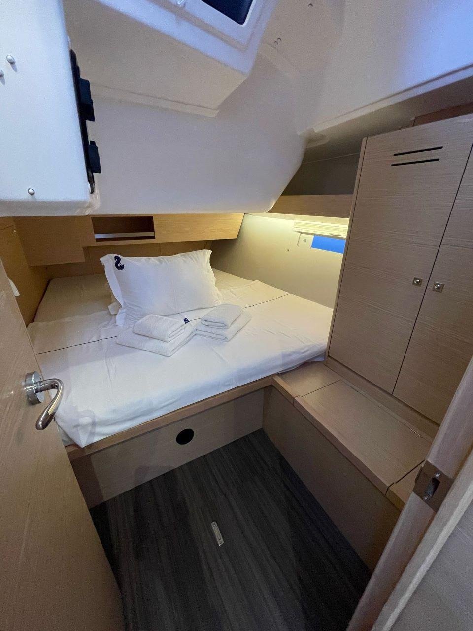 Dufour 430 - 3 cab., picture 11