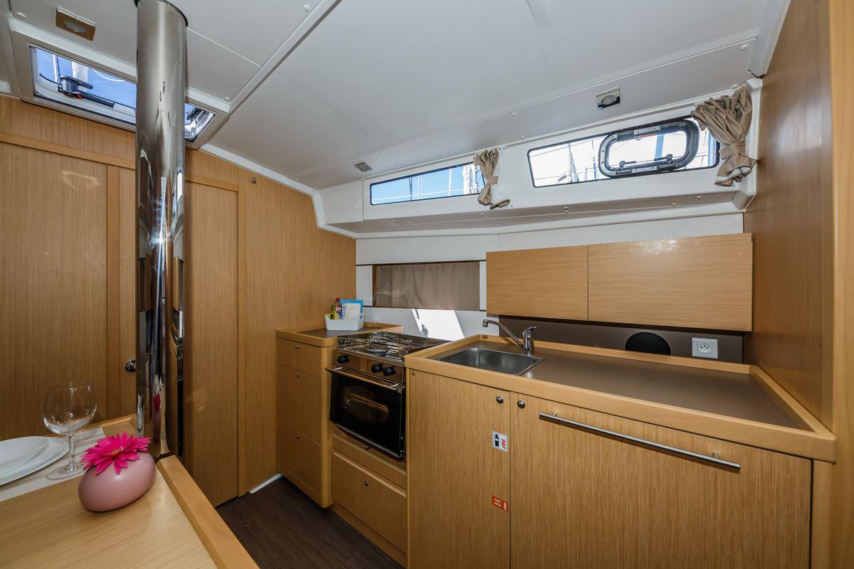 Oceanis 38.1, picture 8