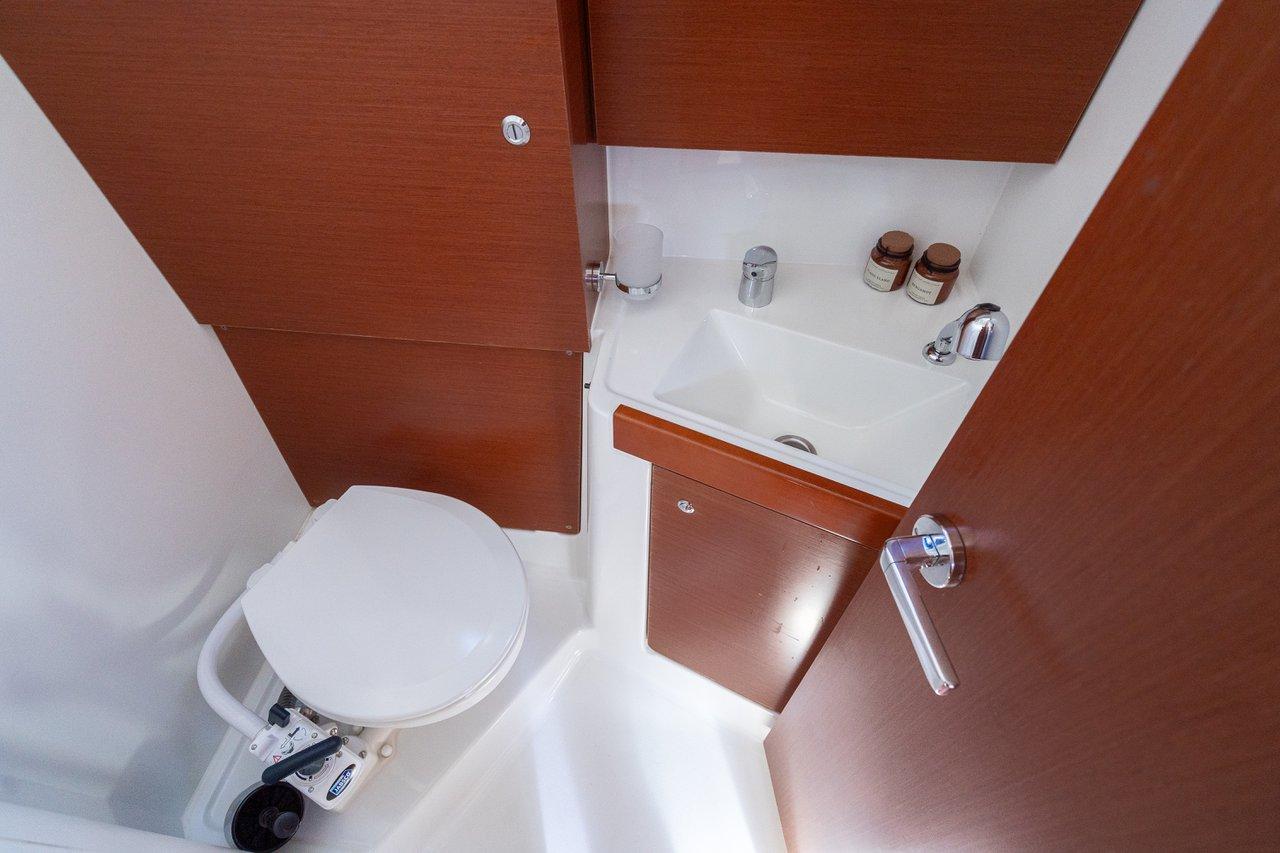 Oceanis 38.1, picture 11