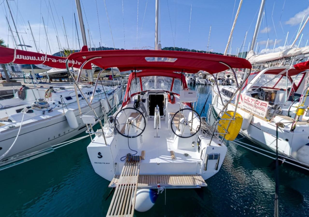 Oceanis 30.1, picture 1