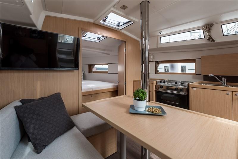 Oceanis 38.1, picture 9