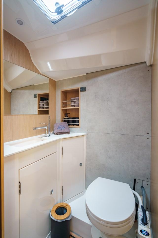 Bavaria C42, picture 17