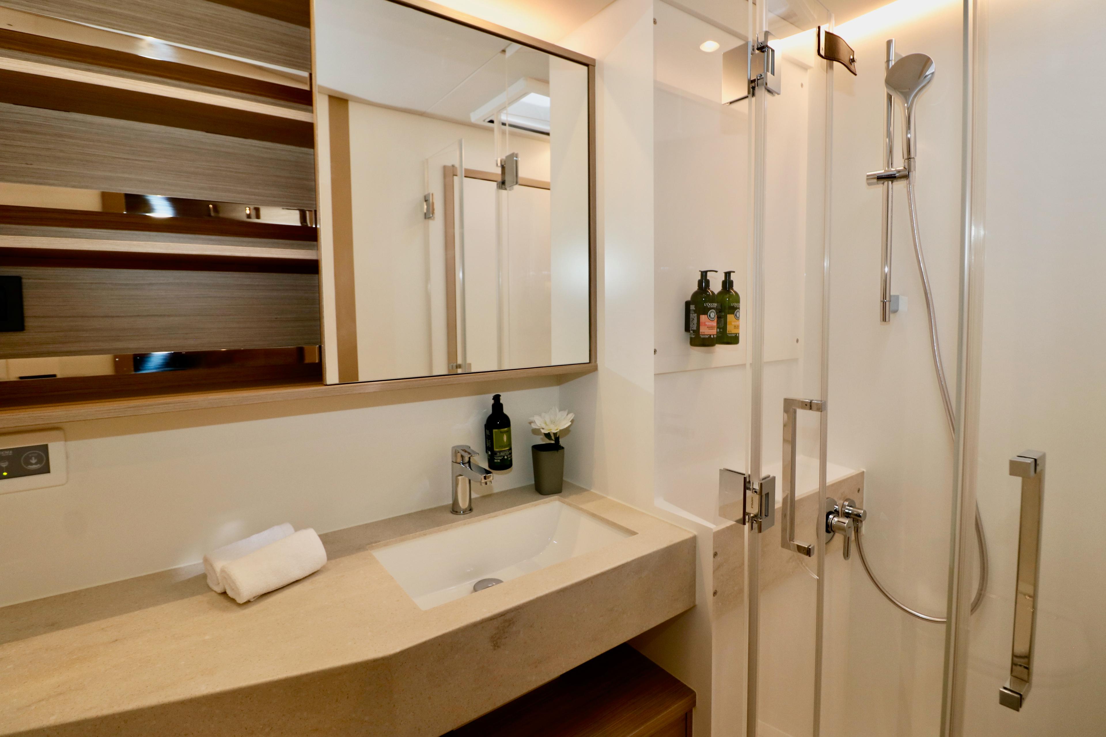 Lagoon 60 - 4 + 2 cab., picture 17