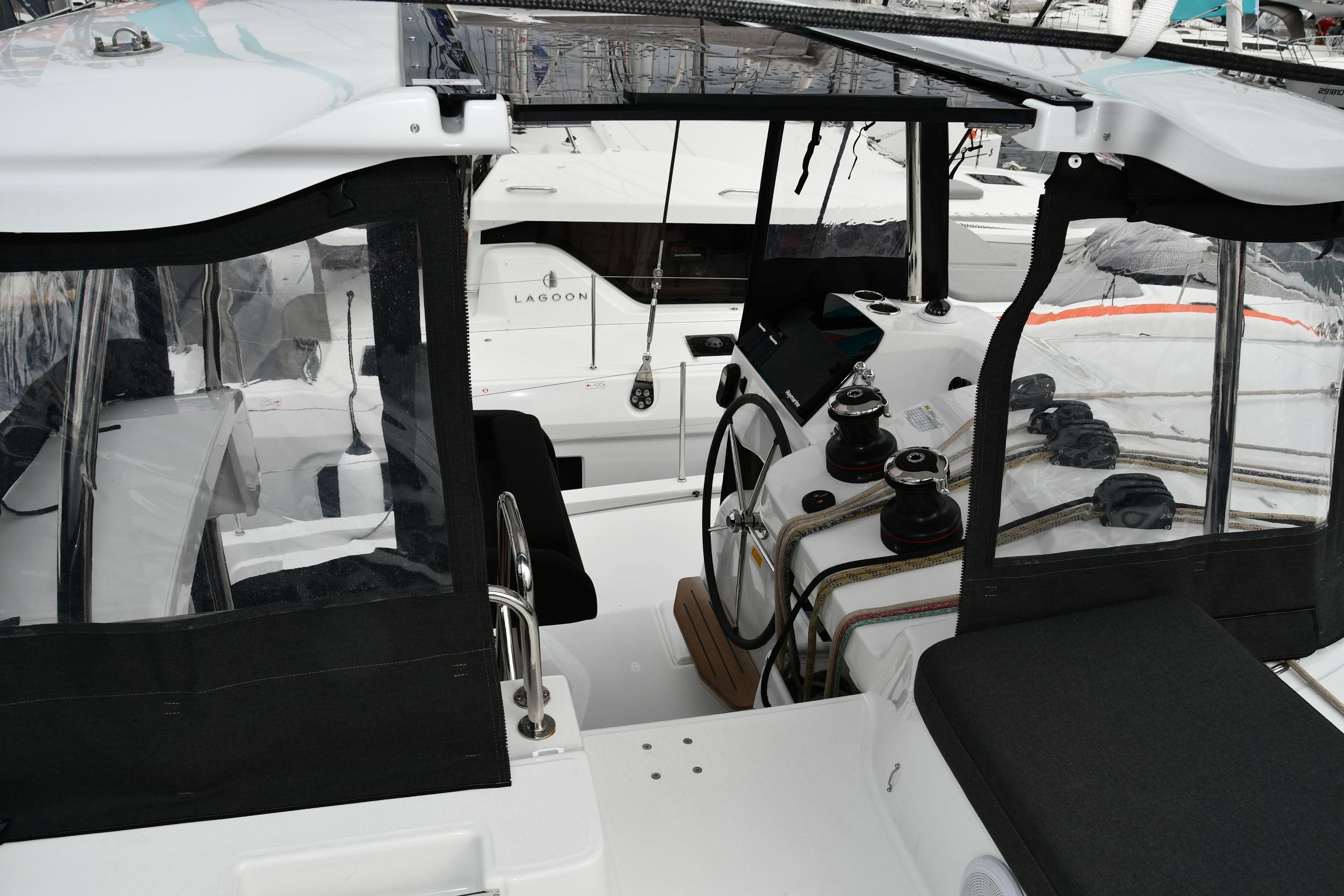 Lagoon 43 - 4 + 2 cab., picture 3